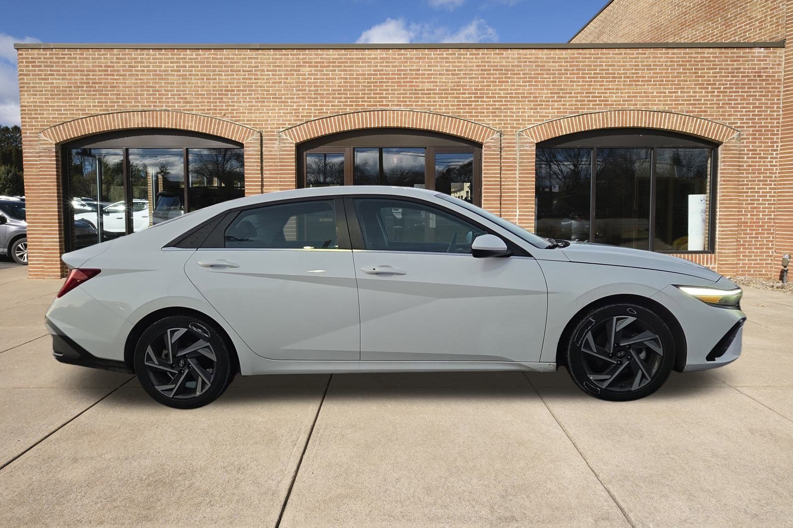 2025 Hyundai Elantra SEL Convenience photo 2