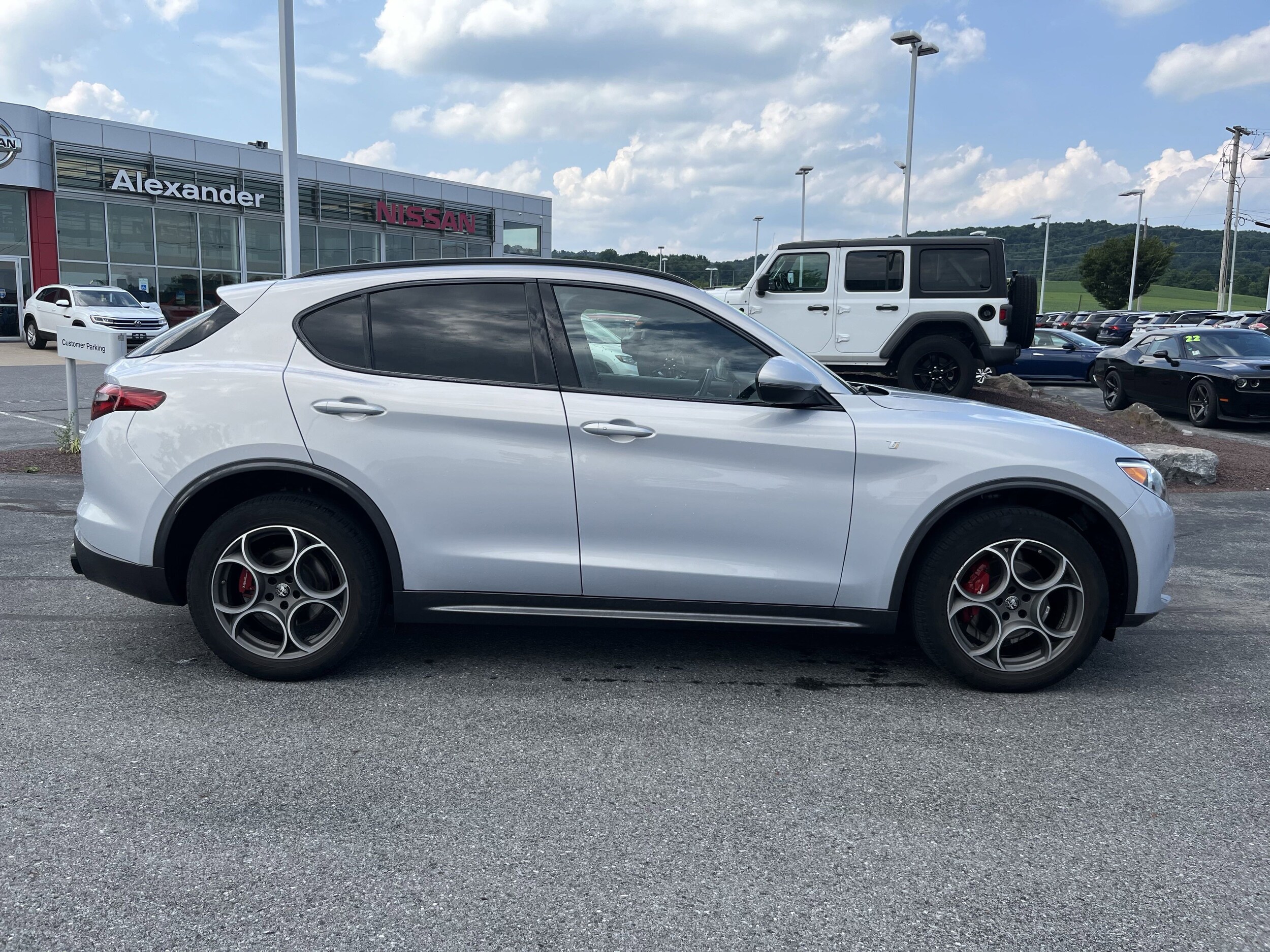 2022 Alfa Romeo Stelvio Ti photo 2