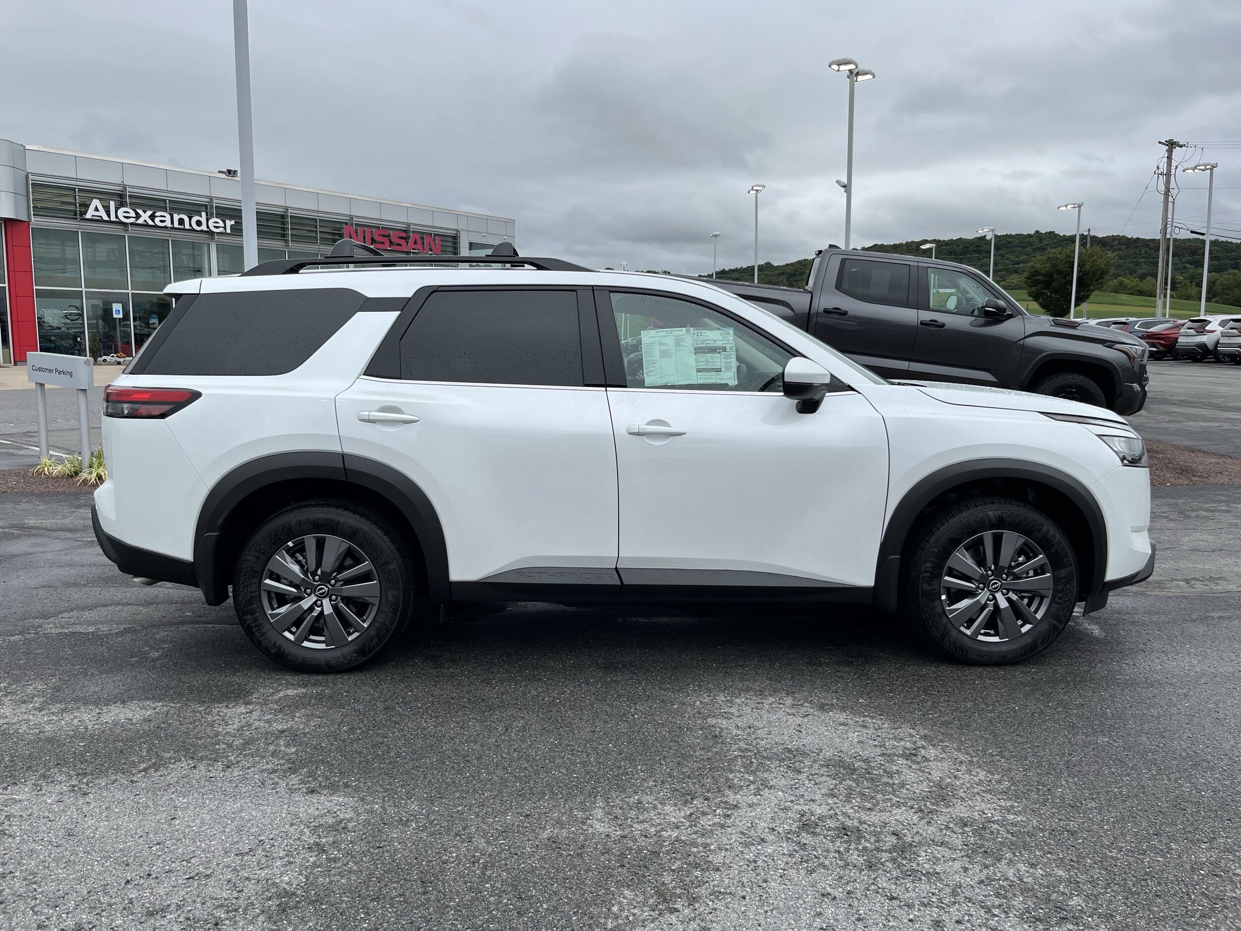 2025 Nissan Pathfinder SV photo 2