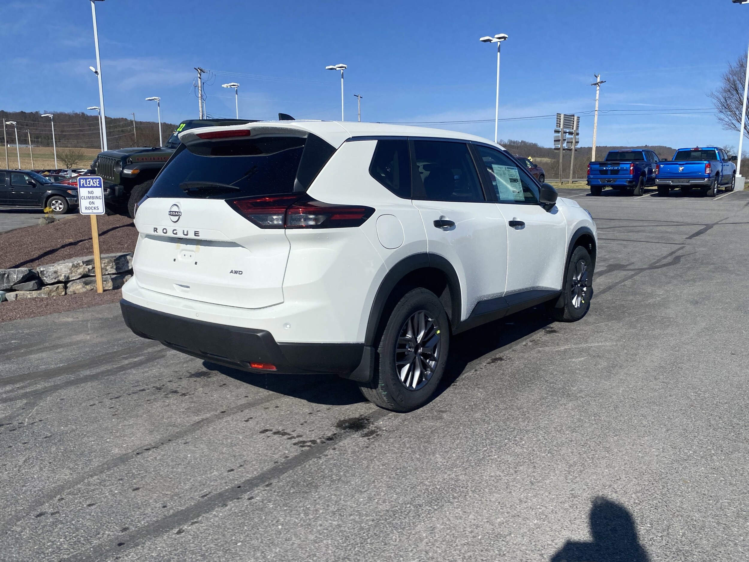 2025 Nissan Rogue S photo 3