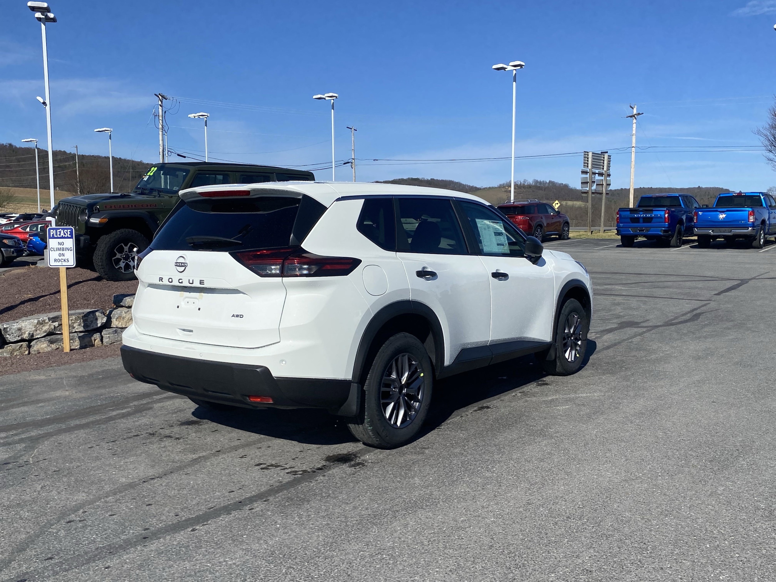 2025 Nissan Rogue S photo 4