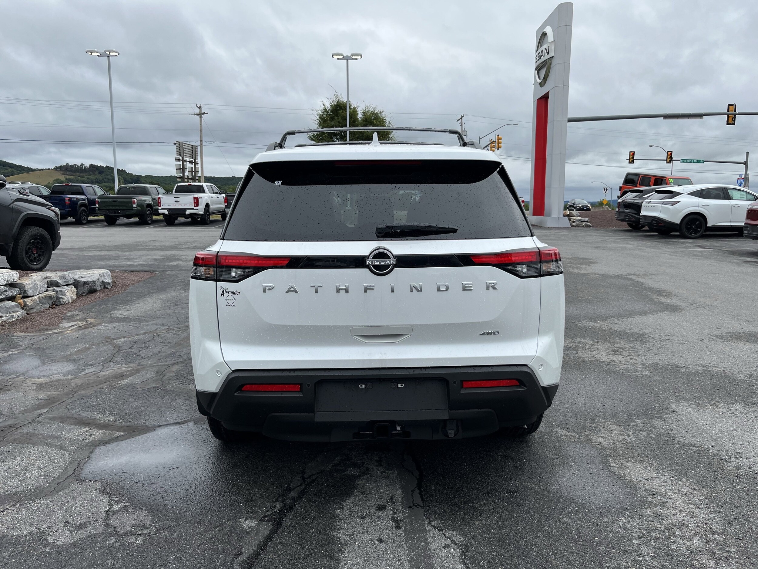 2025 Nissan Pathfinder SV photo 4