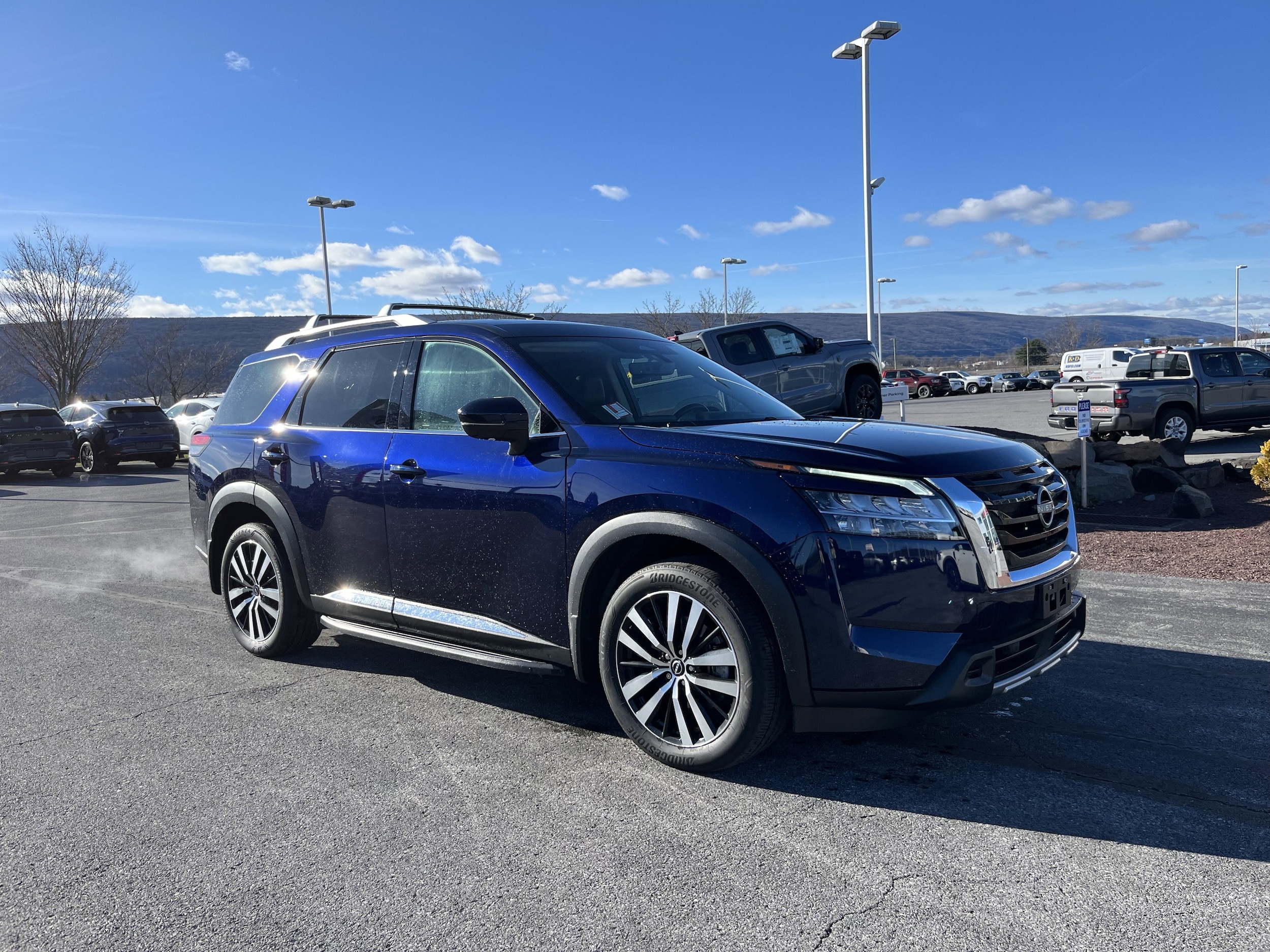 2023 Nissan Pathfinder Platinum's photo
