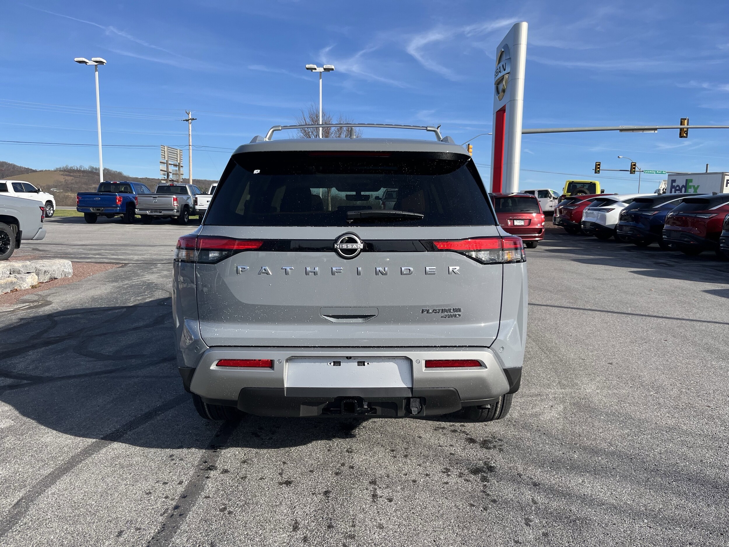 2025 Nissan Pathfinder Platinum photo 3