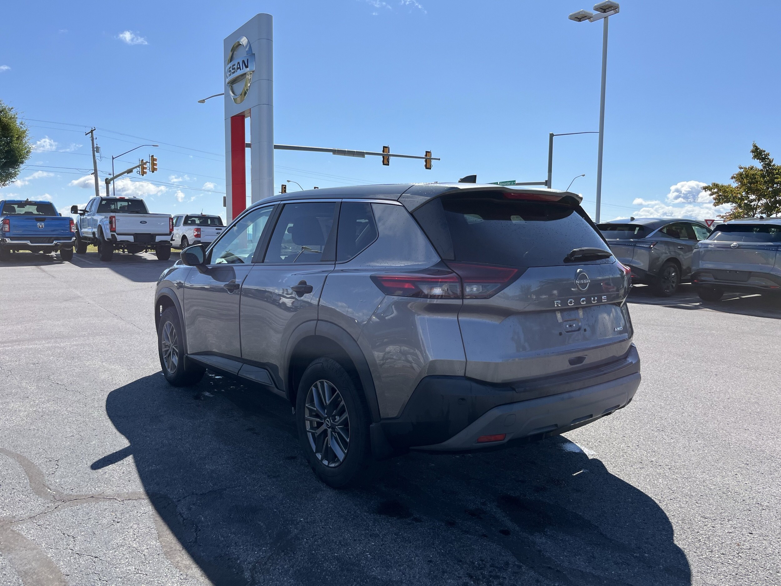 2023 Nissan Rogue AWD S photo 2