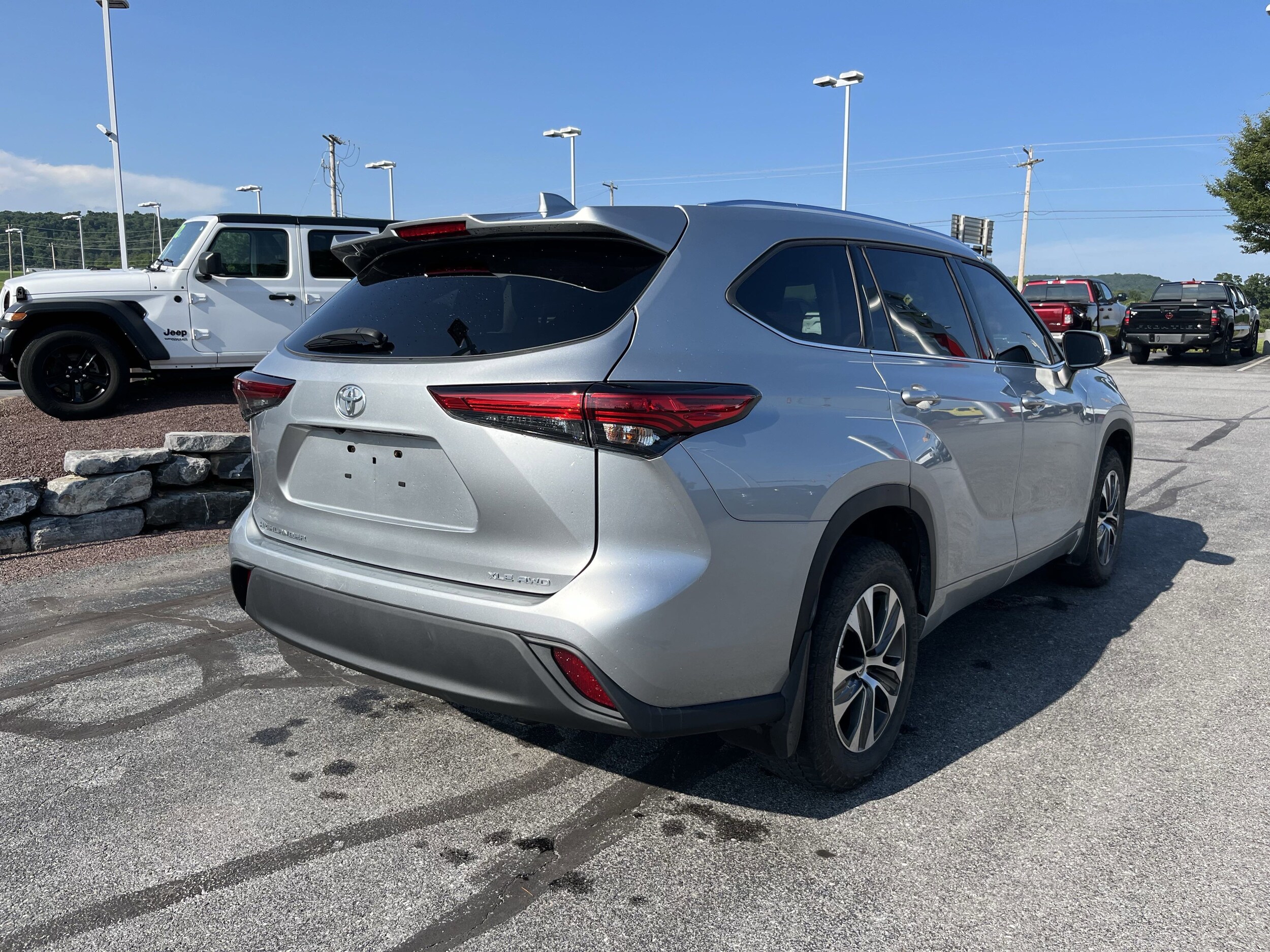 2021 Toyota Highlander XLE photo 3