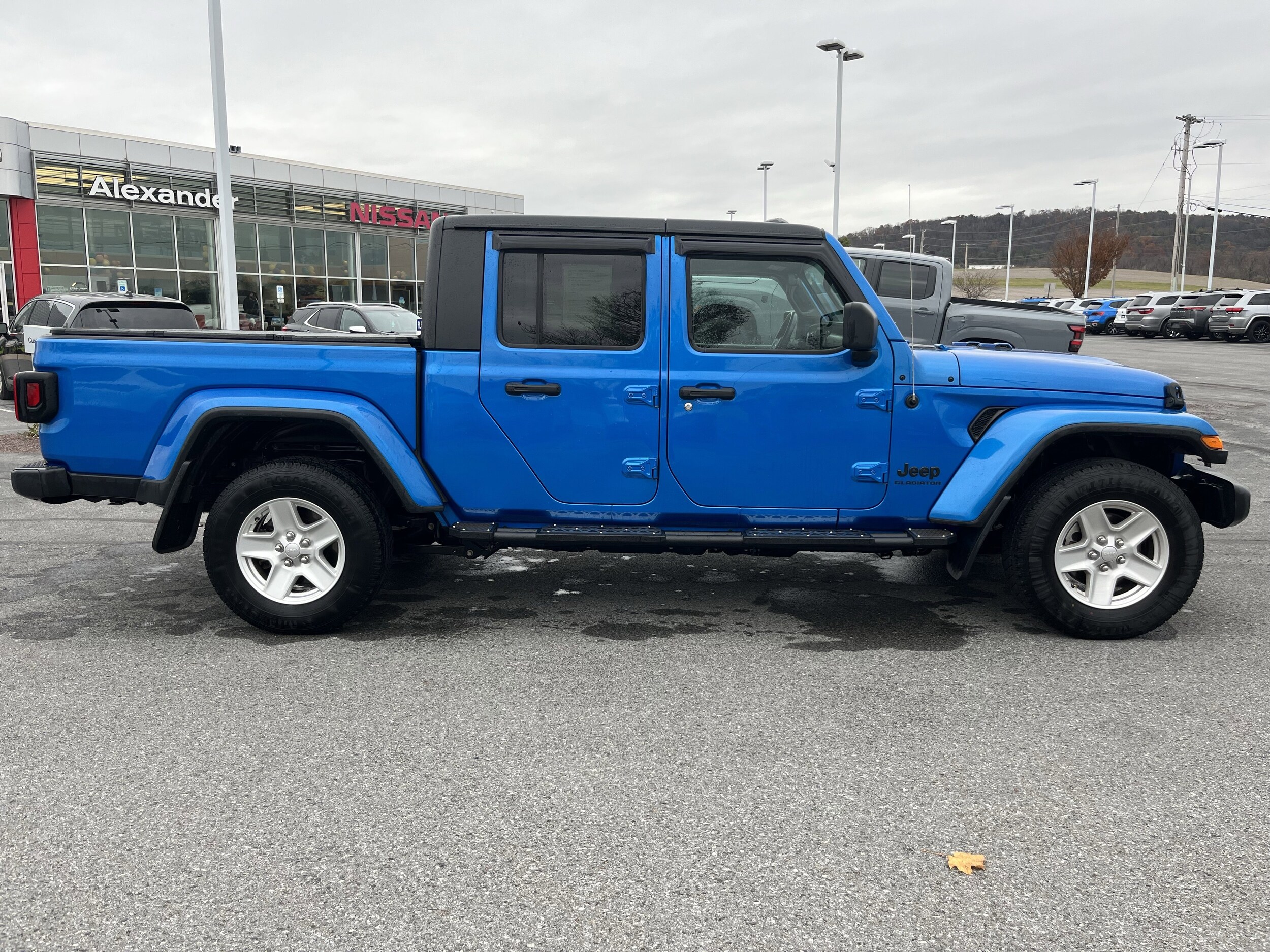 2021 Jeep Gladiator Sport S photo 2