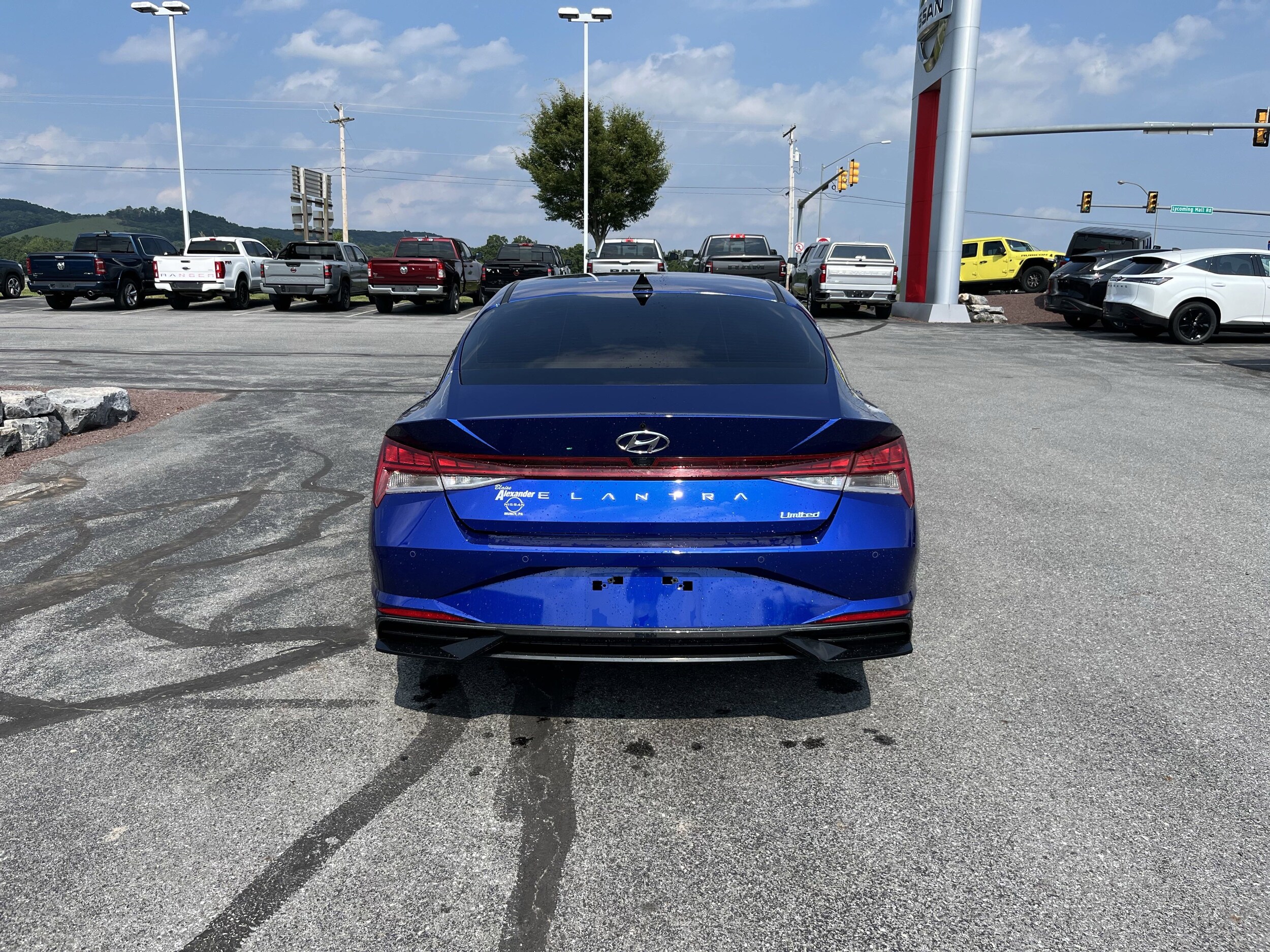 2023 Hyundai Elantra Limited photo 3