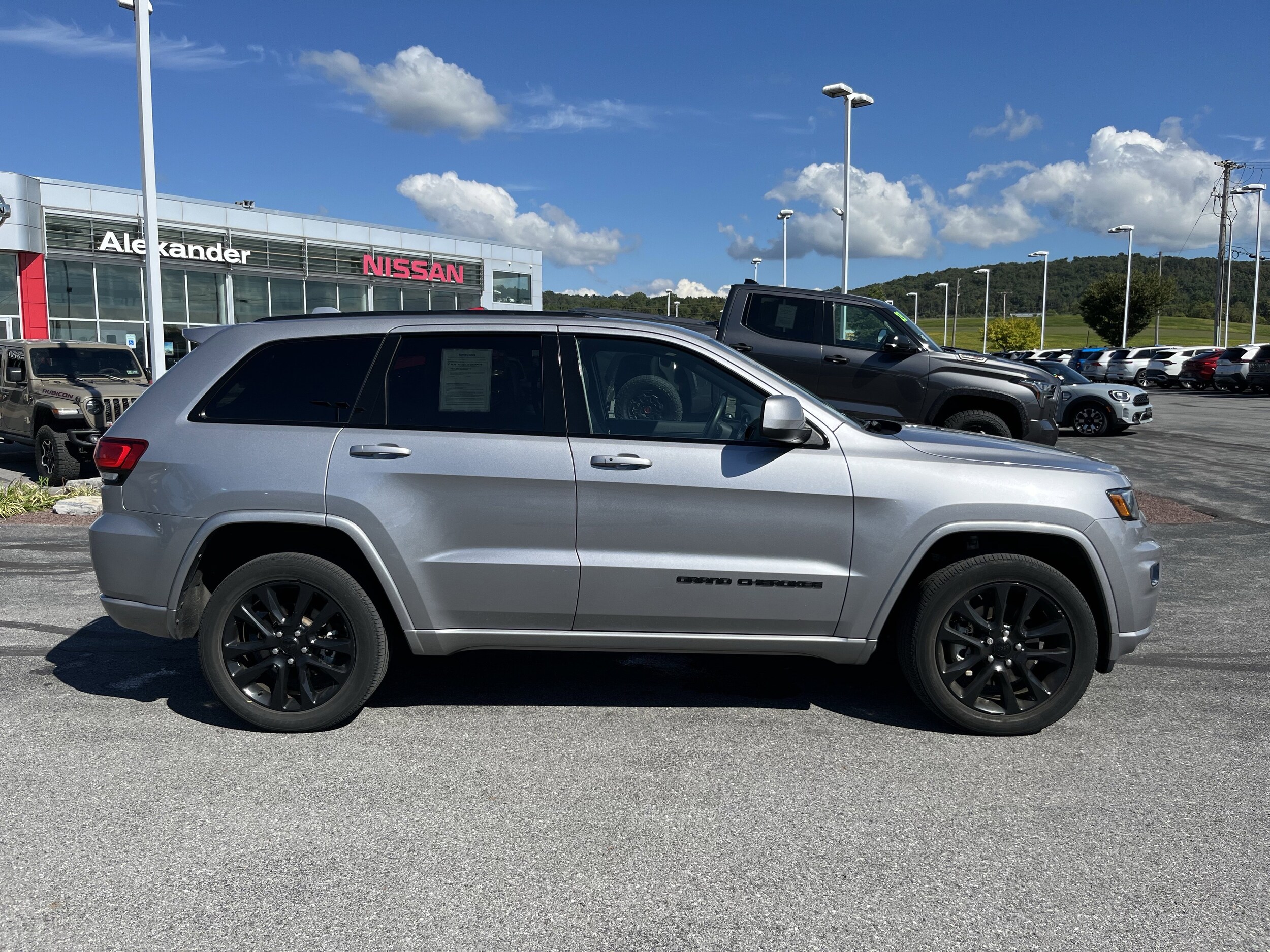 2021 Jeep Grand Cherokee Laredo X photo 2
