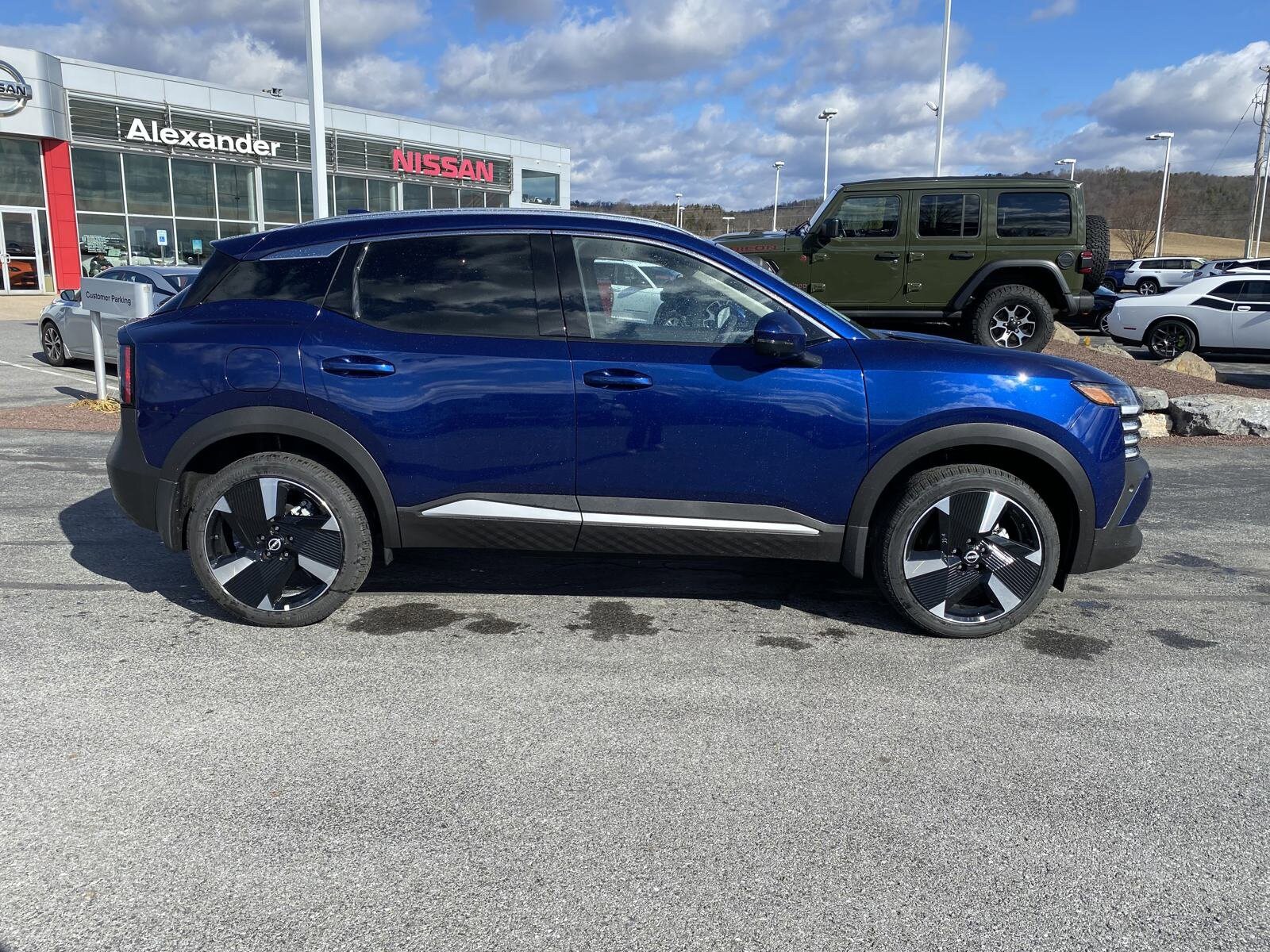 2025 Nissan Kicks SR photo 2