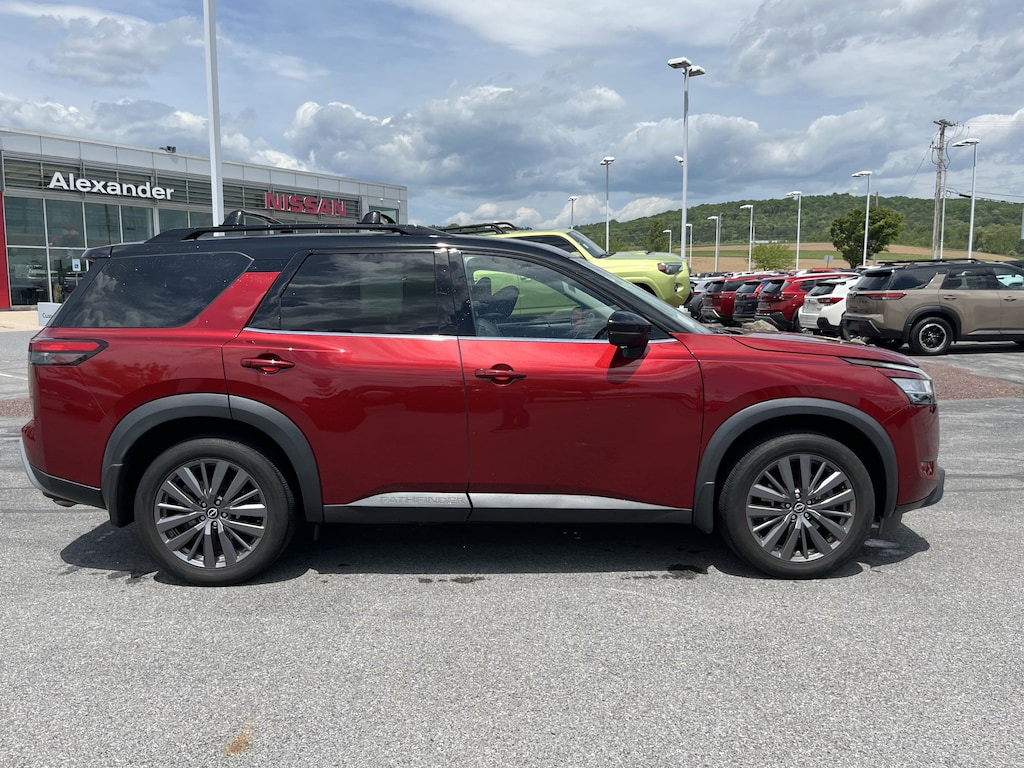 Used 2023 Nissan Pathfinder SL SUV