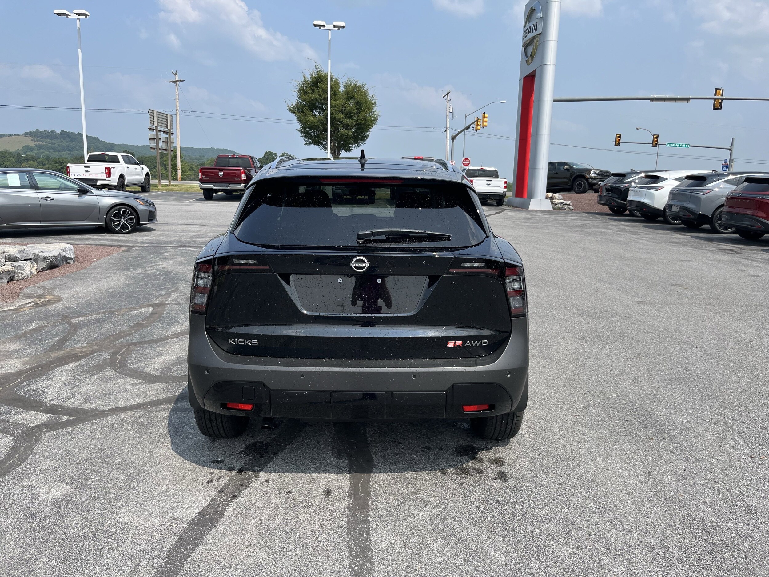 2025 Nissan Kicks SR photo 2