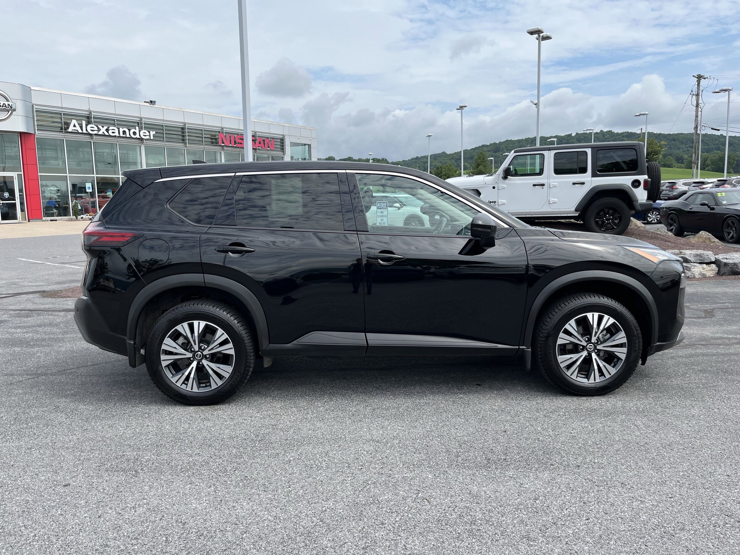 2021 Nissan Rogue AWD SV photo 2