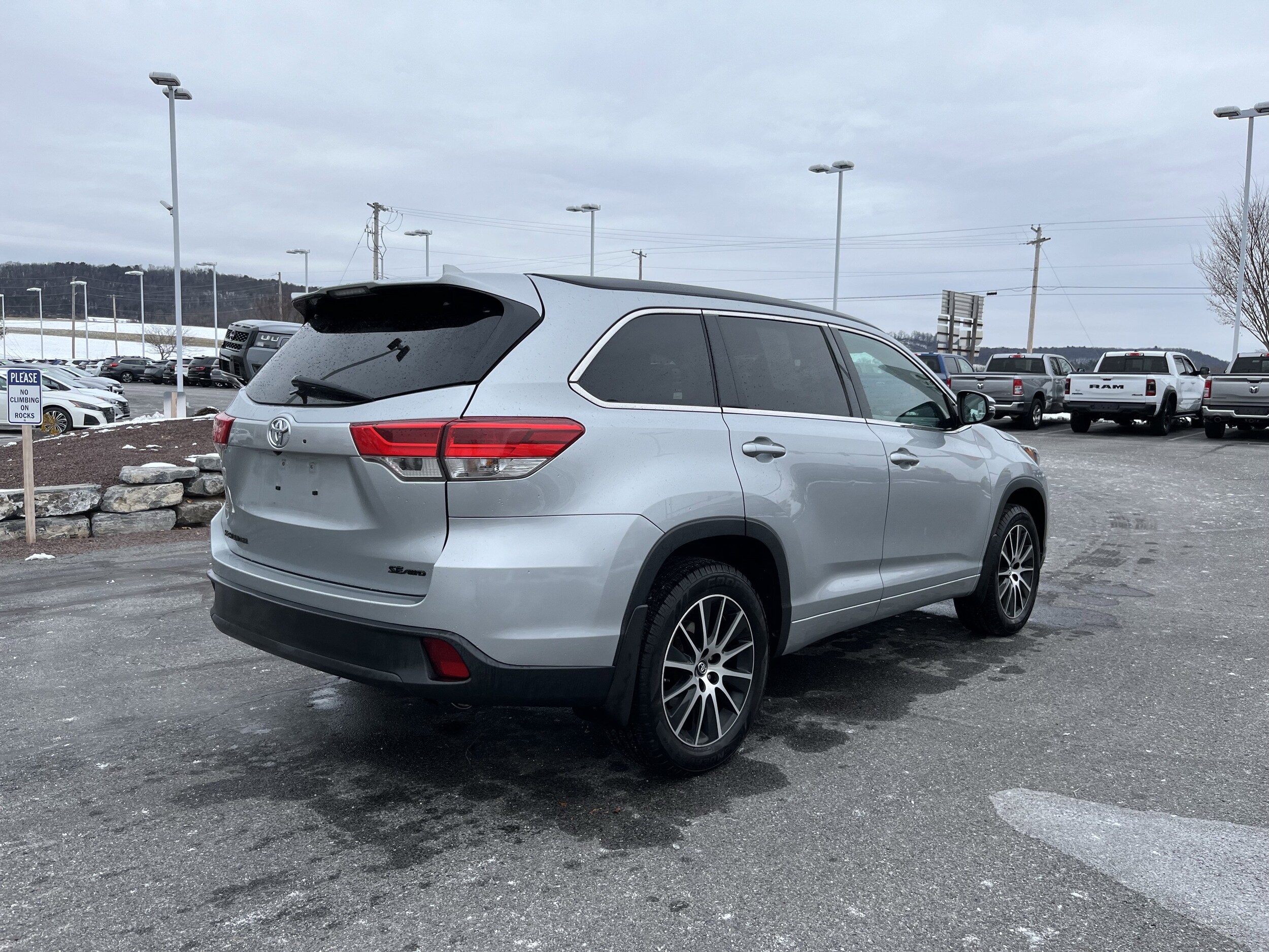 2018 Toyota Highlander SE photo 3