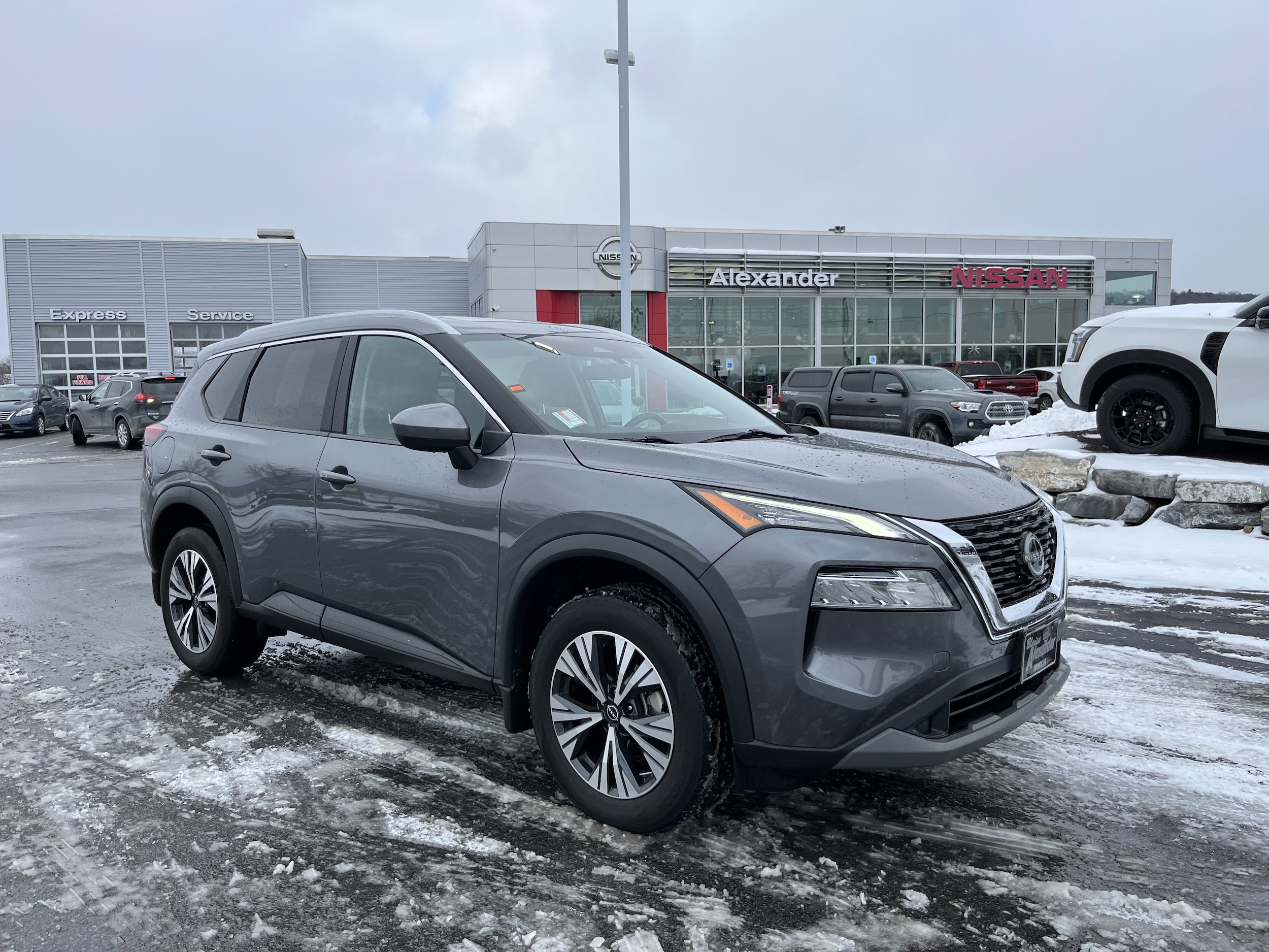 2023 Nissan Rogue SV's photo