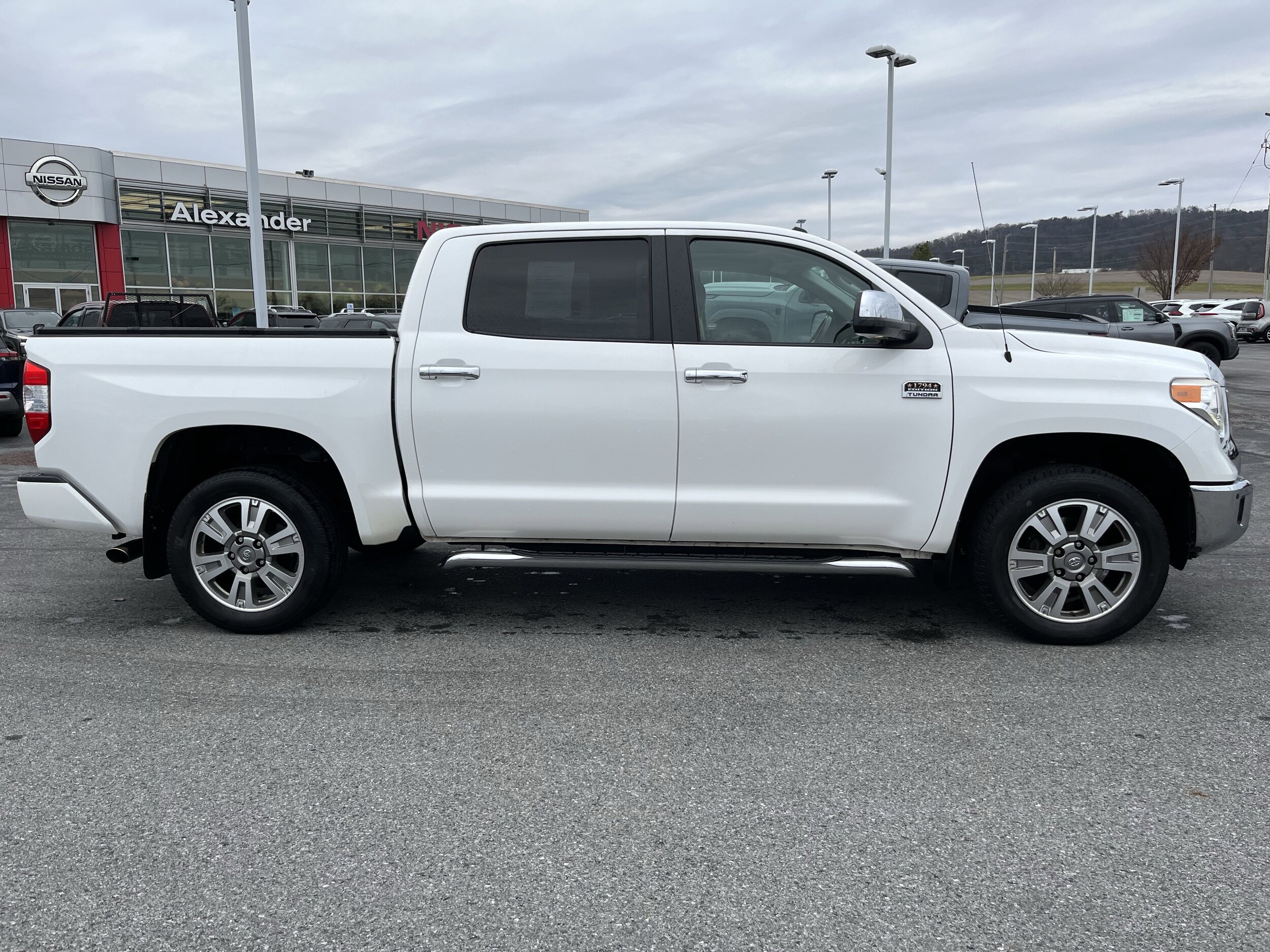 2015 Toyota Tundra CrewMax Platinum photo 2