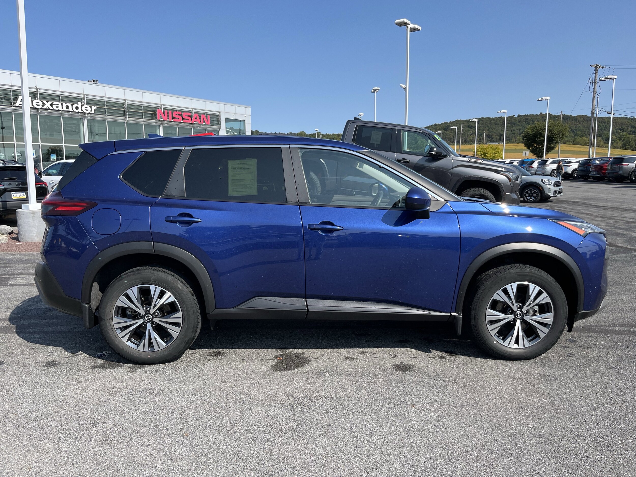 2023 Nissan Rogue AWD SV photo 2