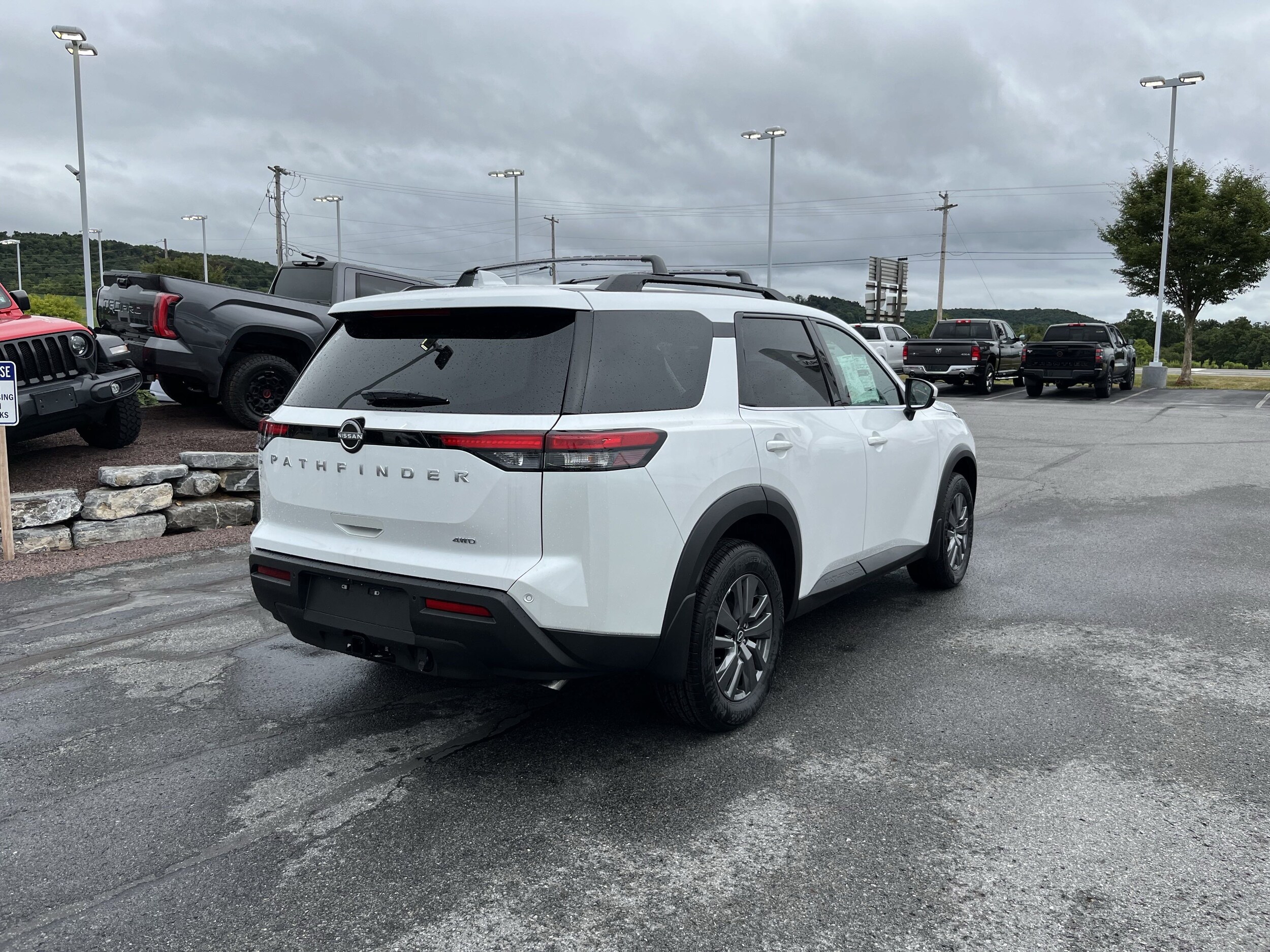 2025 Nissan Pathfinder SV photo 3