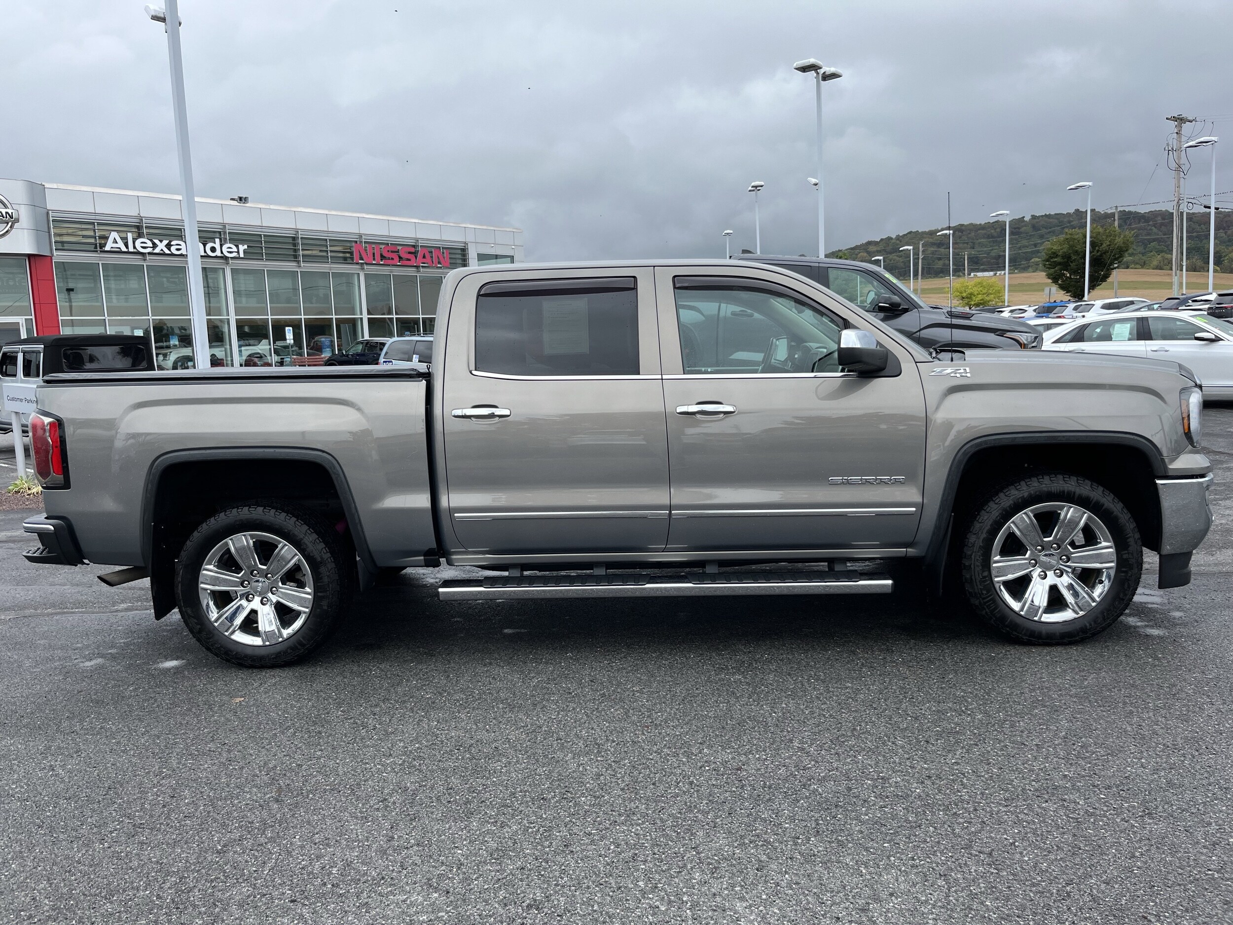 2017 Gmc Sierra 1500 SLT photo 2