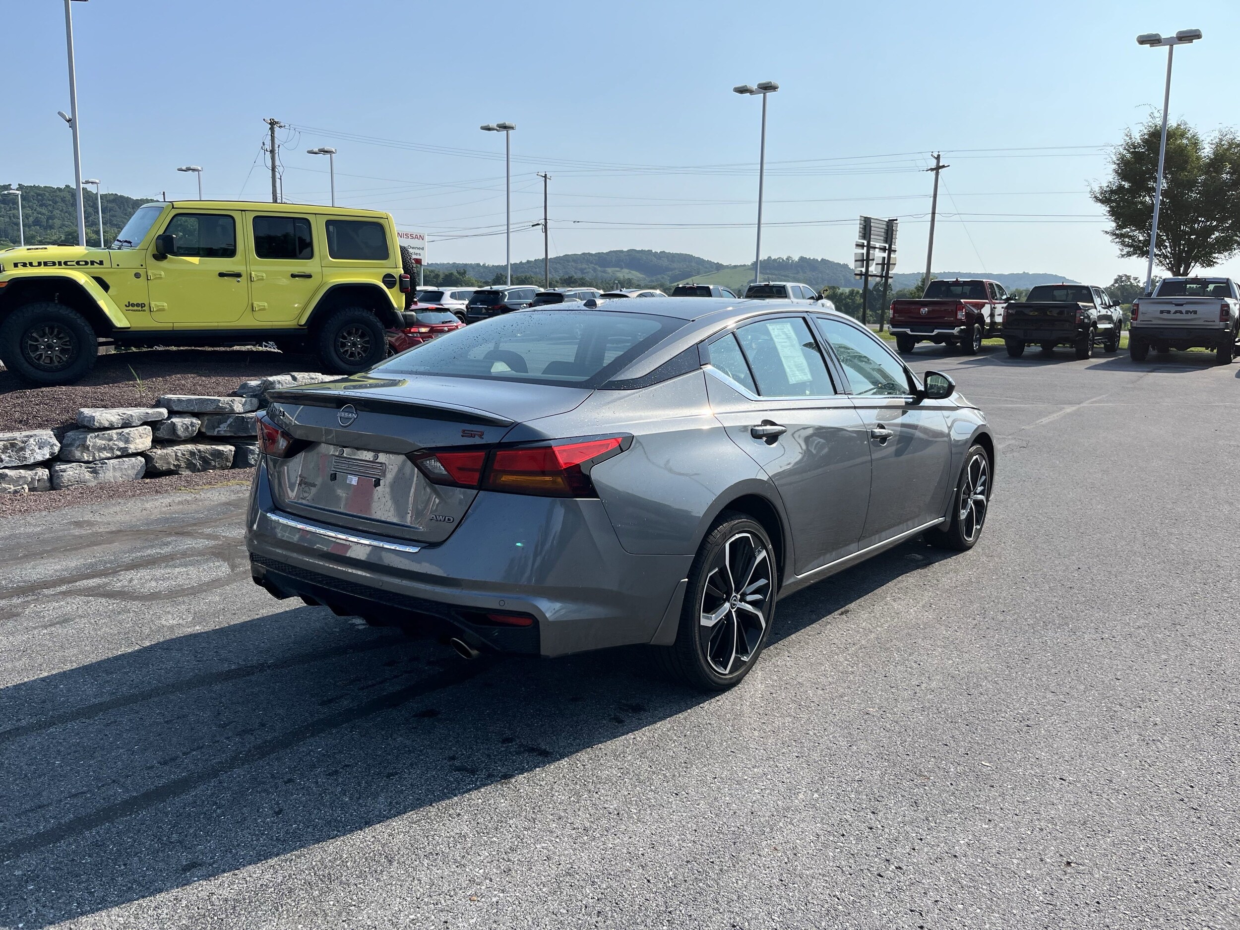 2023 Nissan Altima 2.5 SR photo 3