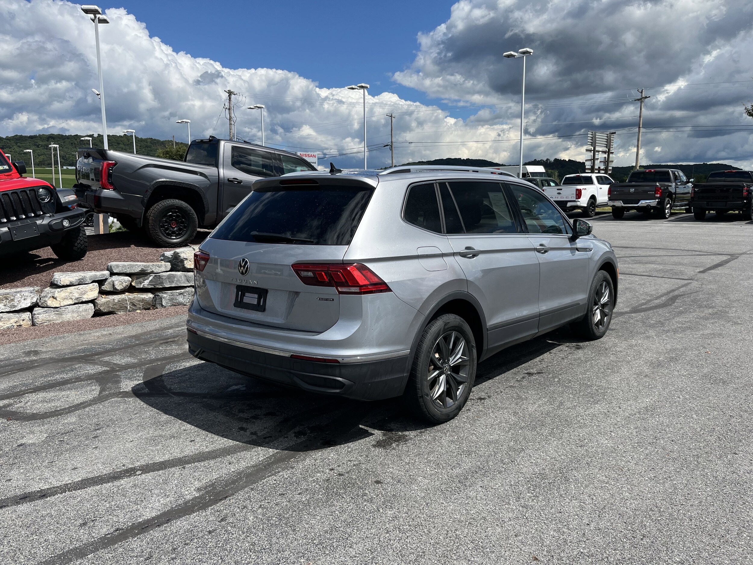 2022 Volkswagen Tiguan SE photo 2