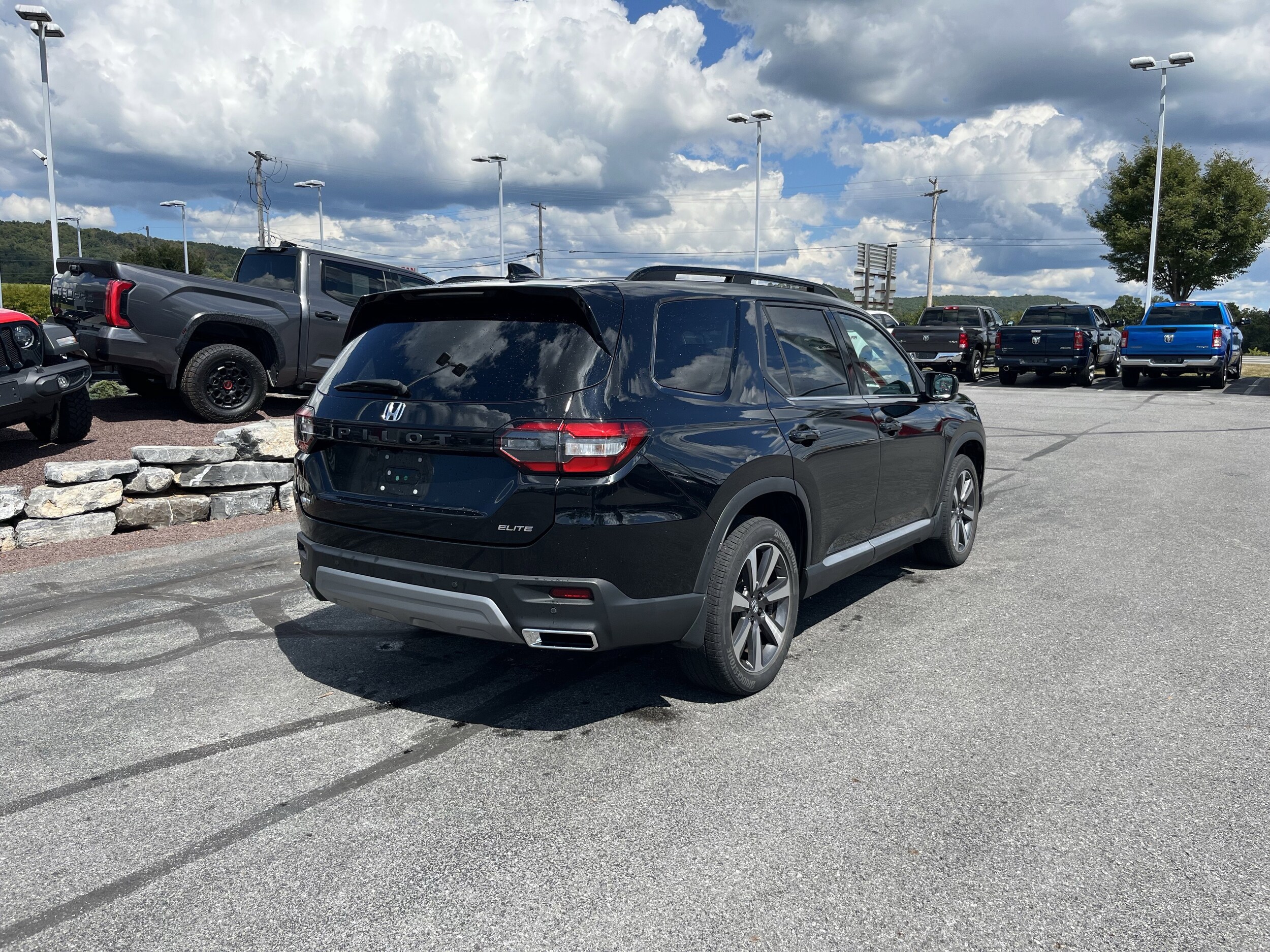 2023 Honda Pilot Elite photo 2