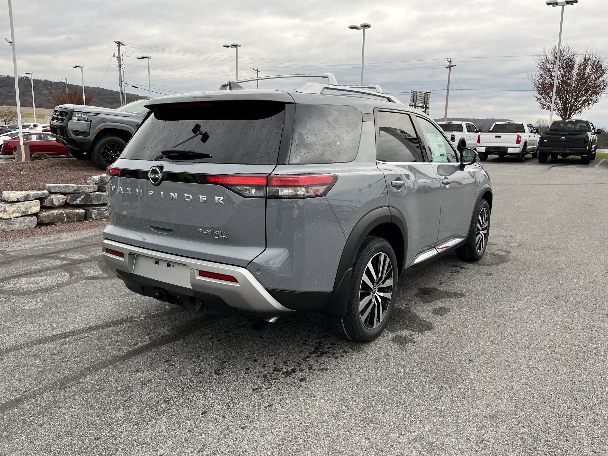 2025 Nissan Pathfinder Platinum photo 2