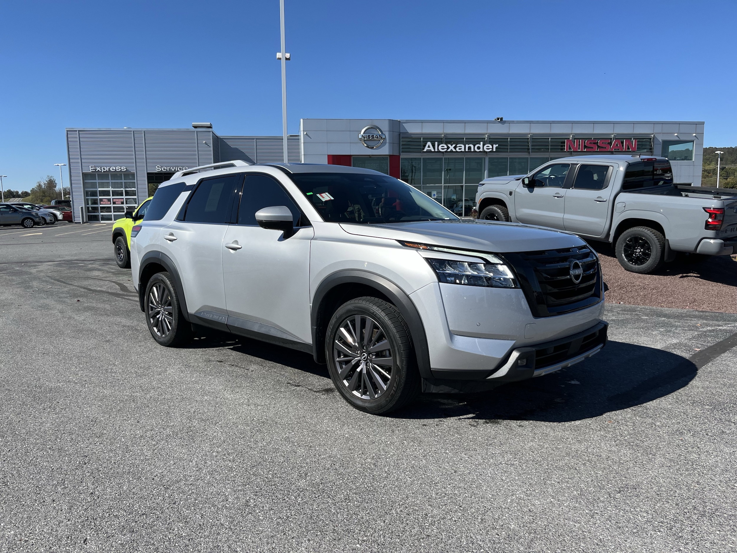 2023 Nissan Pathfinder SL's photo