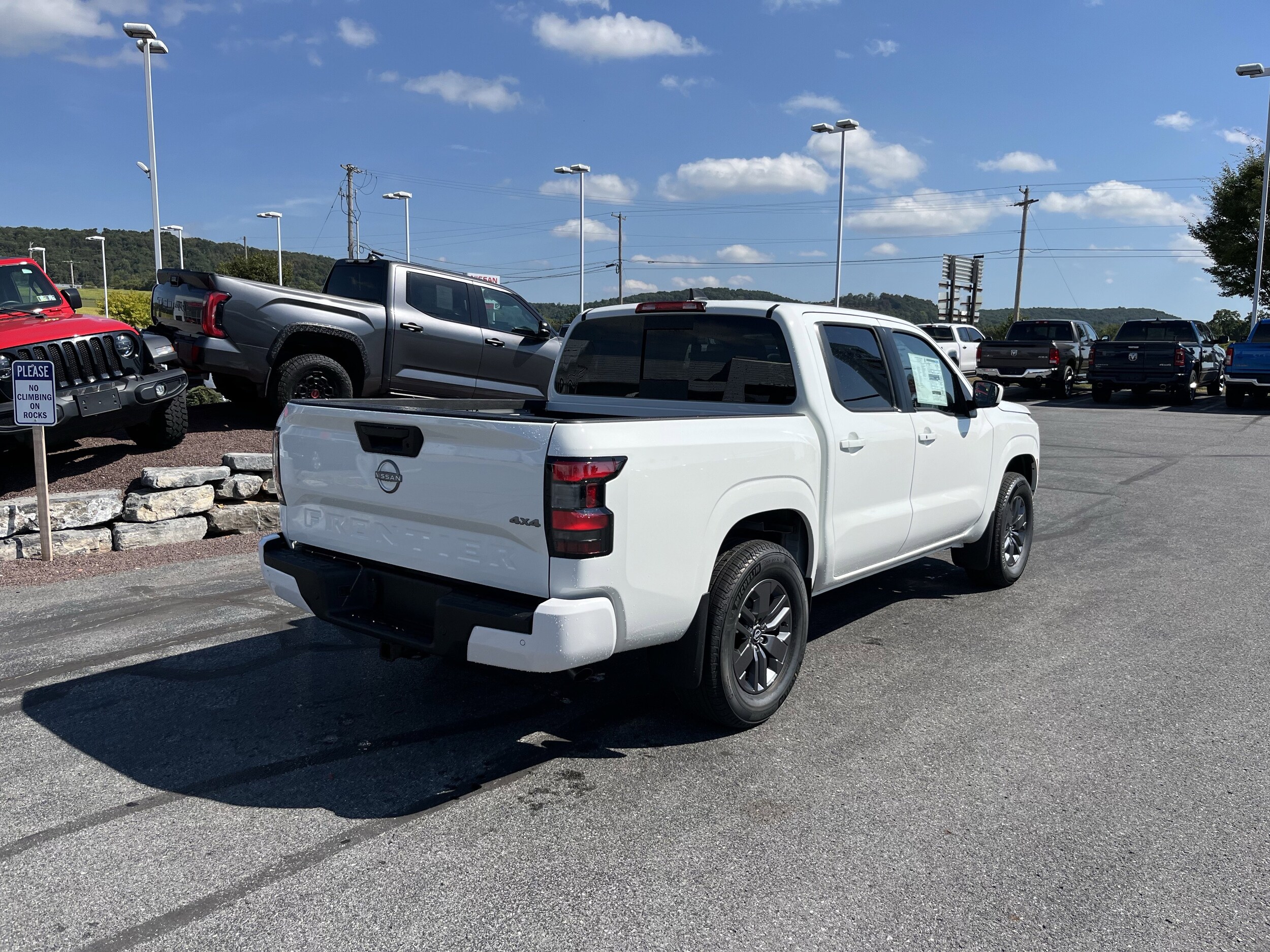 2025 Nissan Frontier SV photo 3