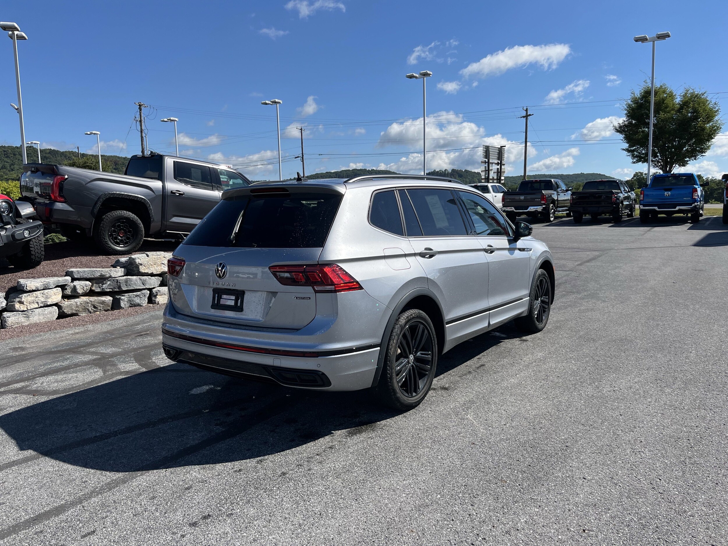 2022 Volkswagen Tiguan SE R-Line Black photo 2