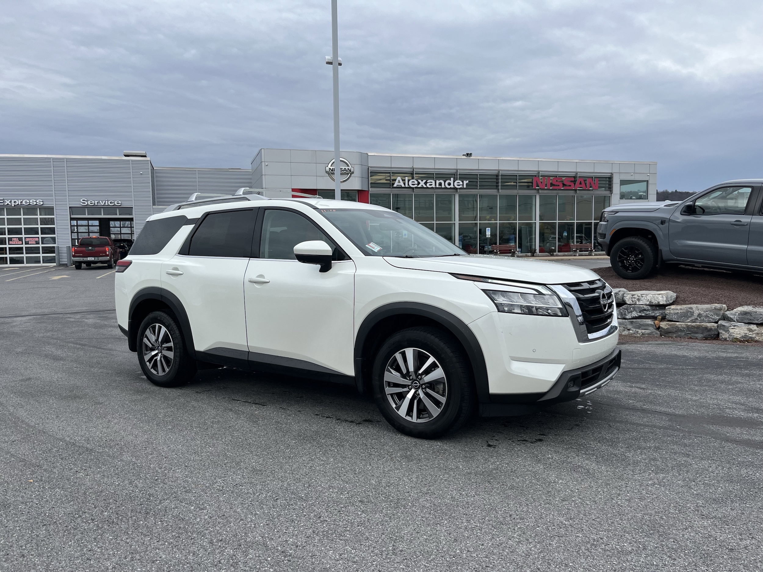 2023 Nissan Pathfinder SL's photo