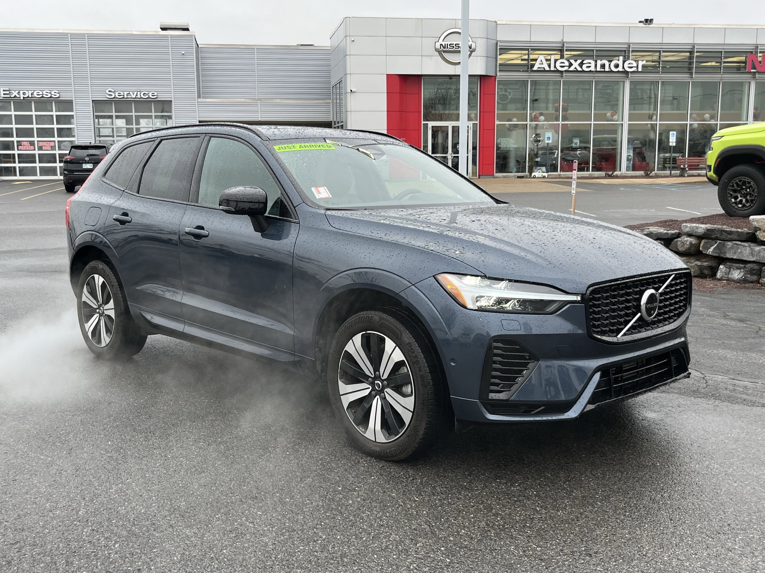 2023 Volvo XC60 T8 Plus Dark Theme AWD's photo