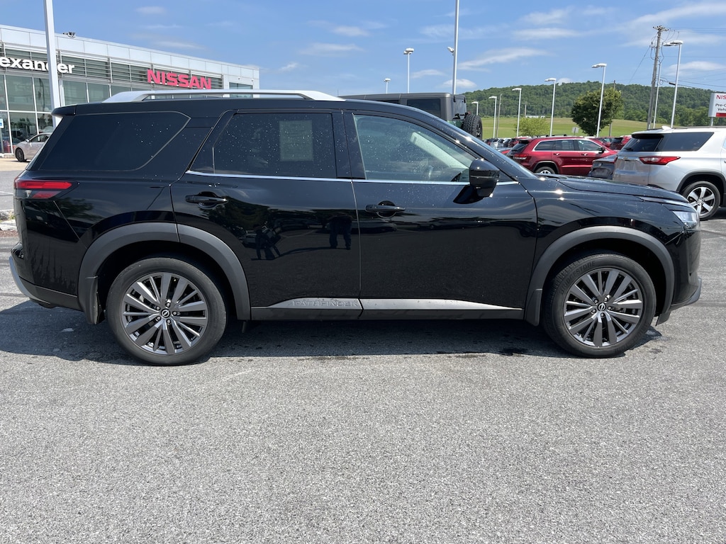Used 2024 Nissan Pathfinder SL SUV