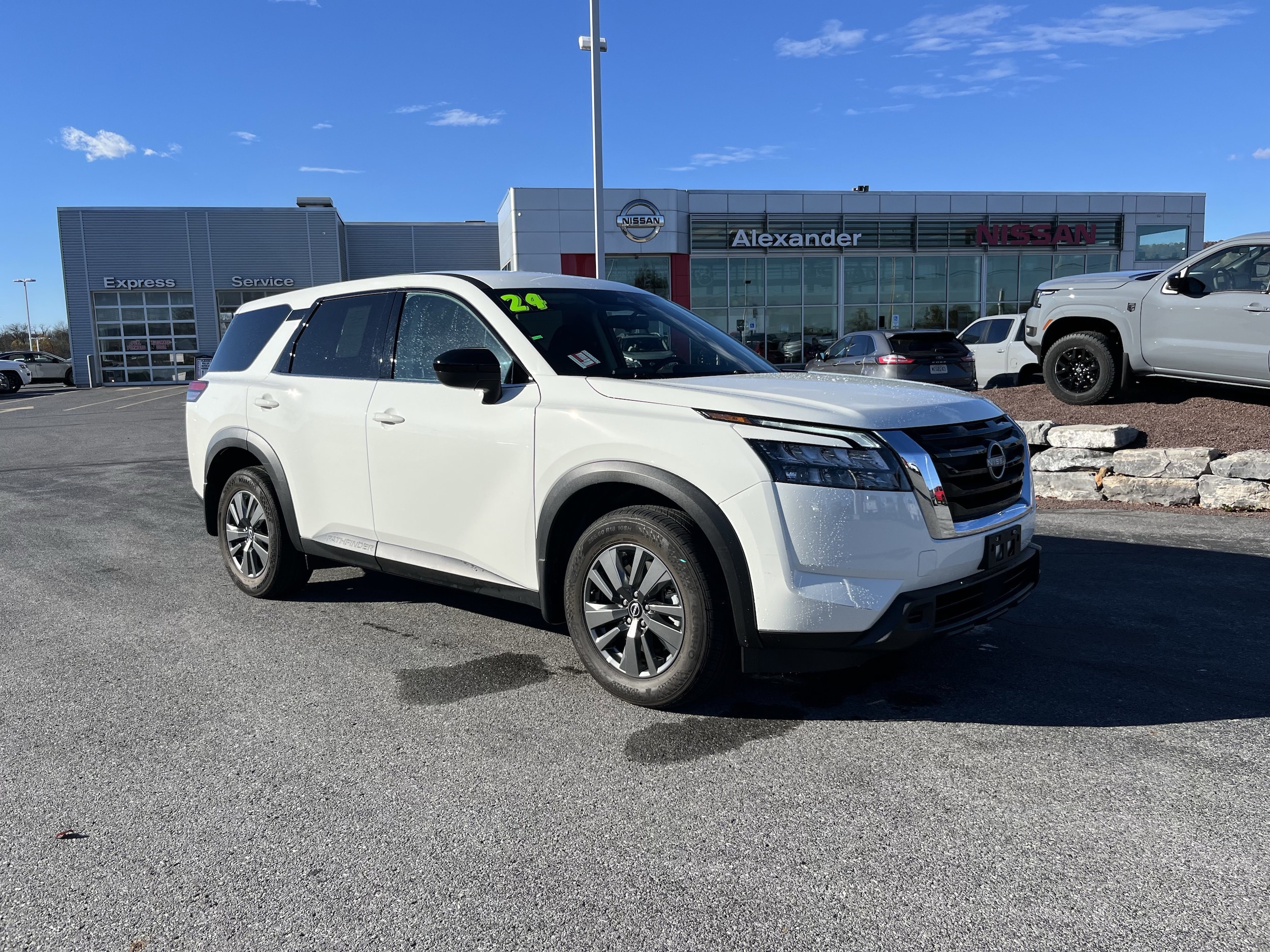 2024 Nissan Pathfinder S's photo