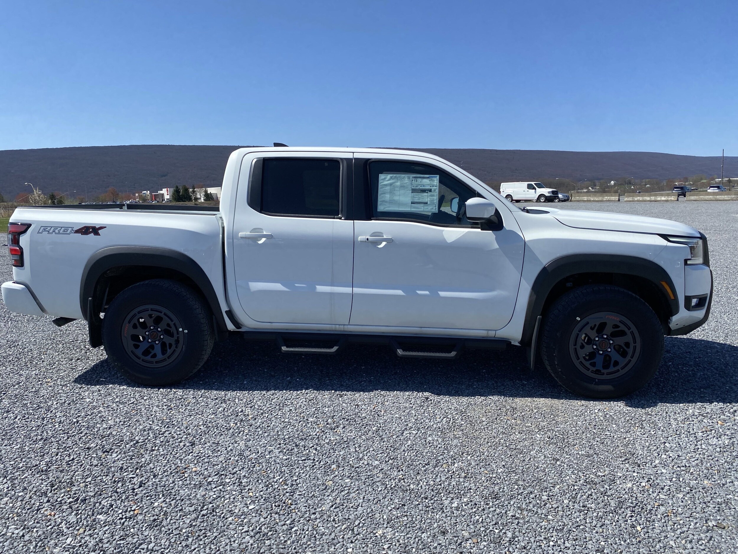 2025 Nissan Frontier PRO-4X photo 2