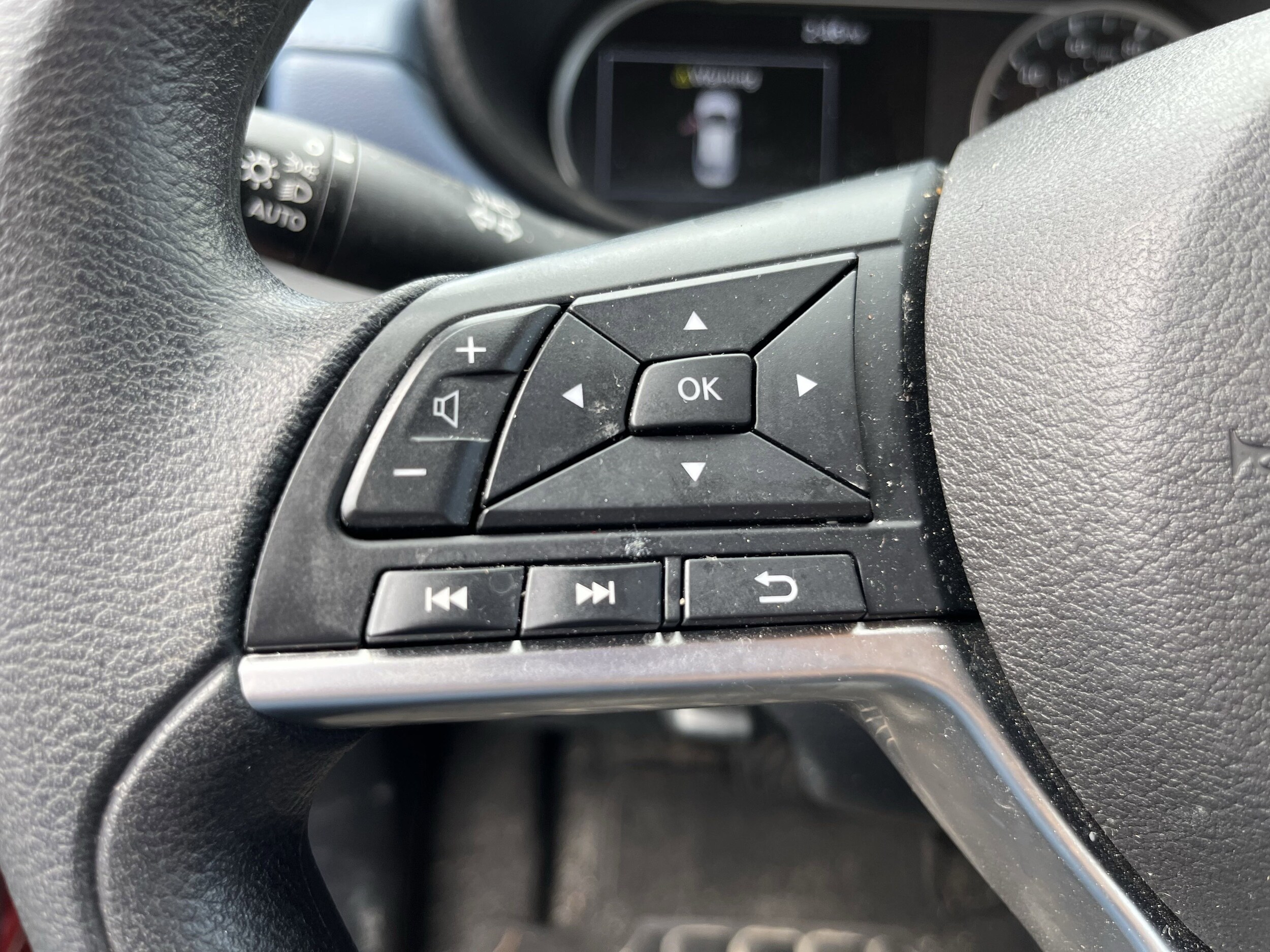 2025 Nissan Versa 1.6 SV photo 3