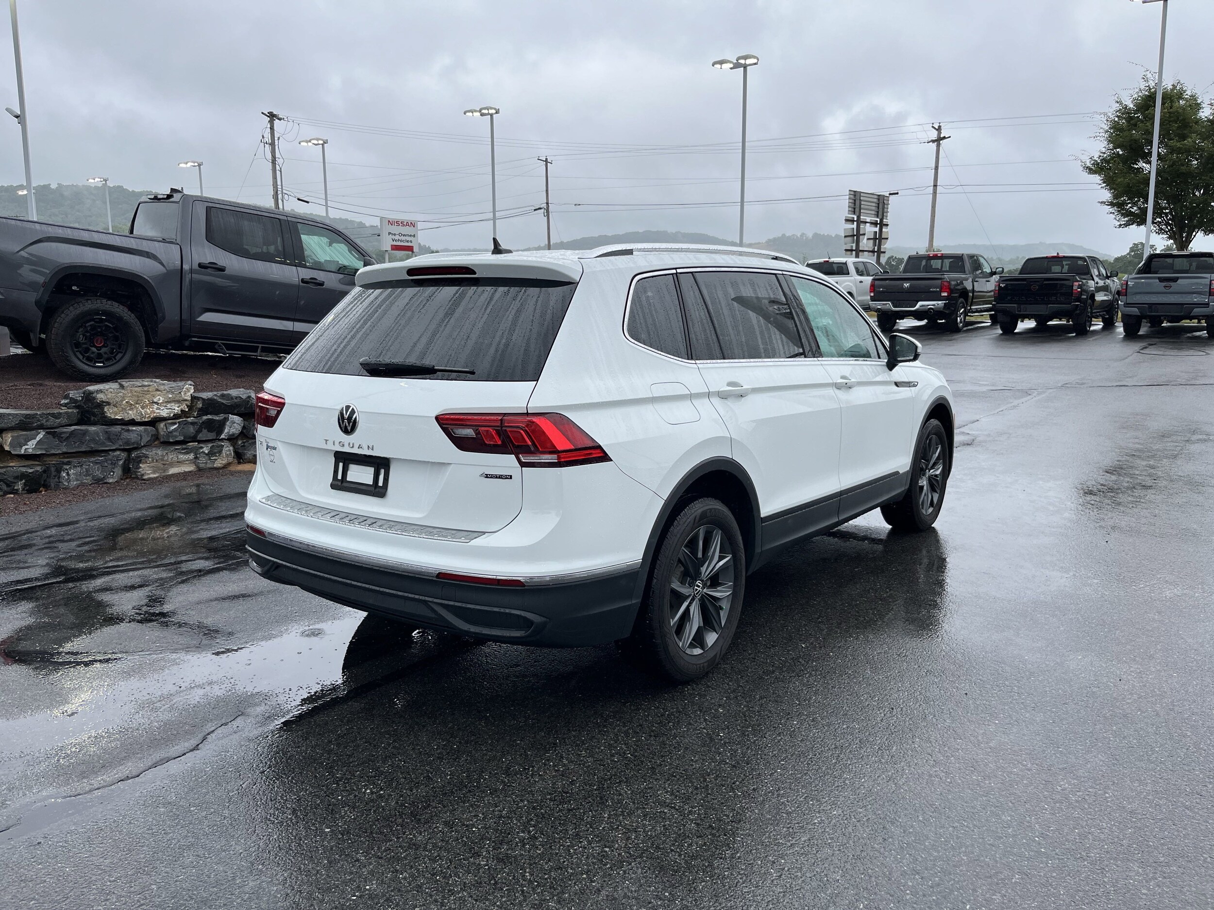 2022 Volkswagen Tiguan SE photo 2