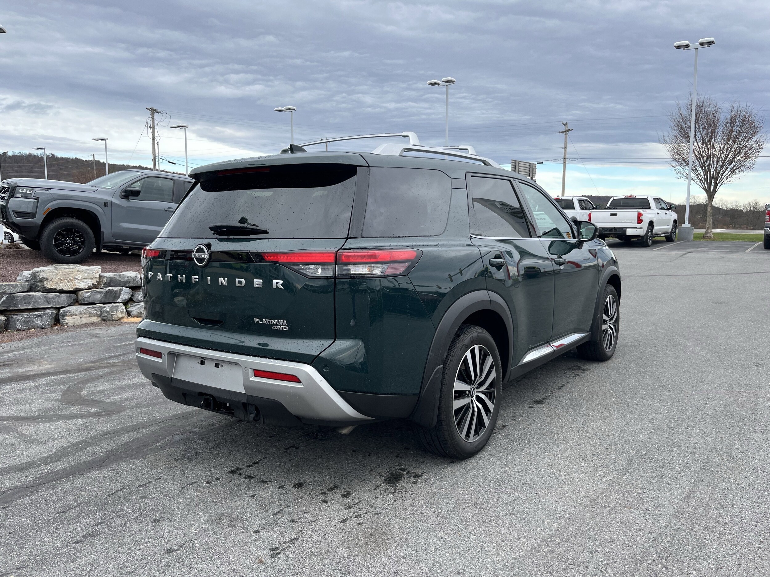 2024 Nissan Pathfinder Platinum photo 2