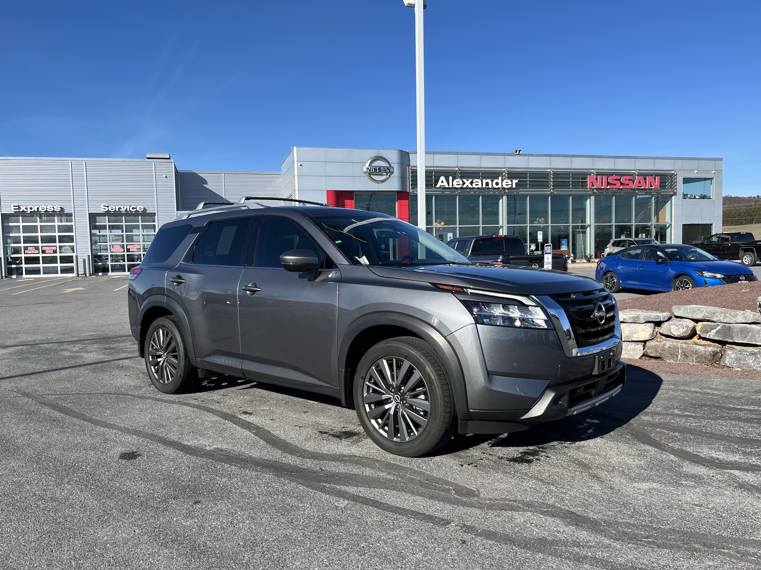 2024 Nissan Pathfinder SL's photo