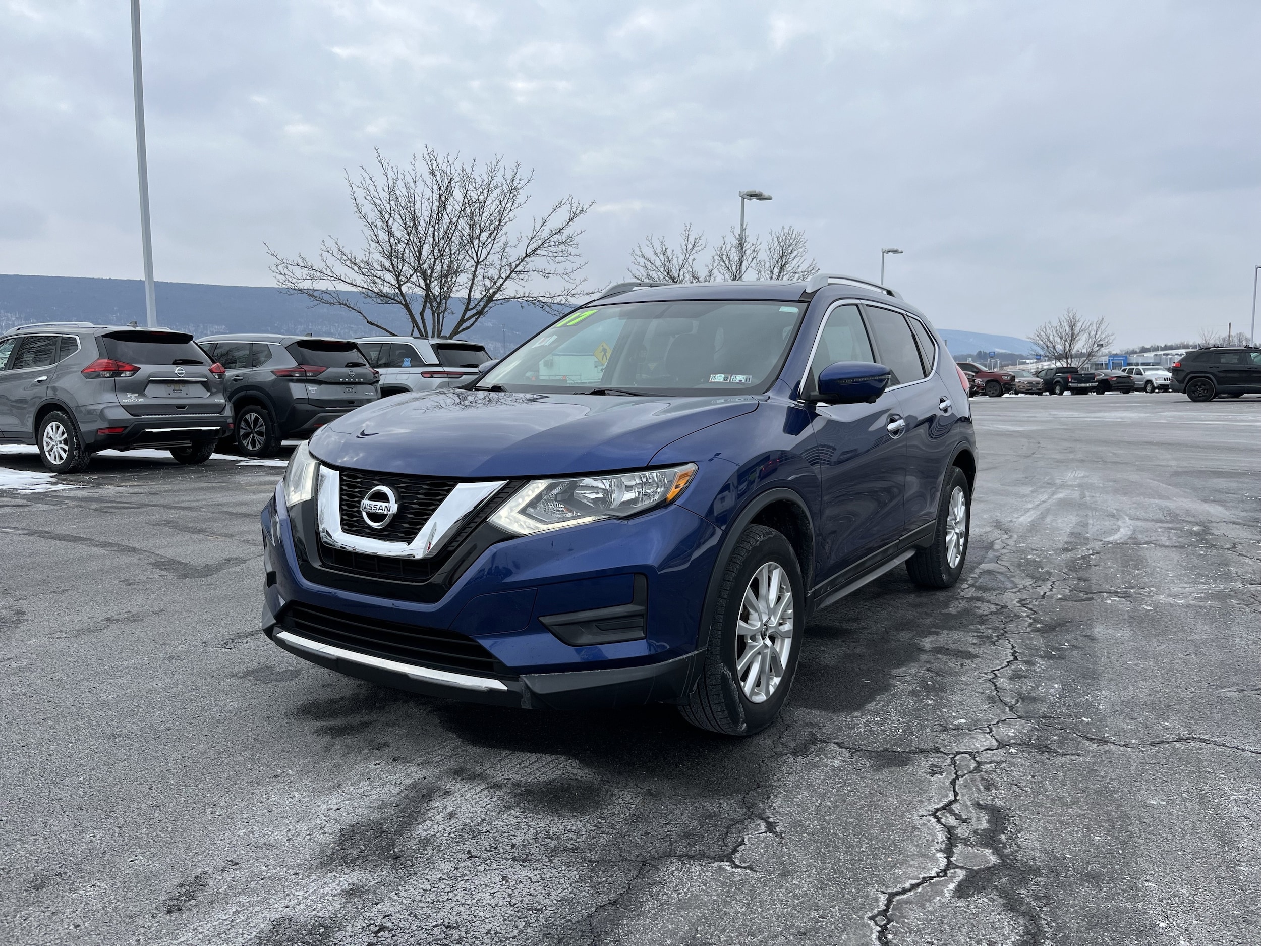 2017 Nissan Rogue SV's photo