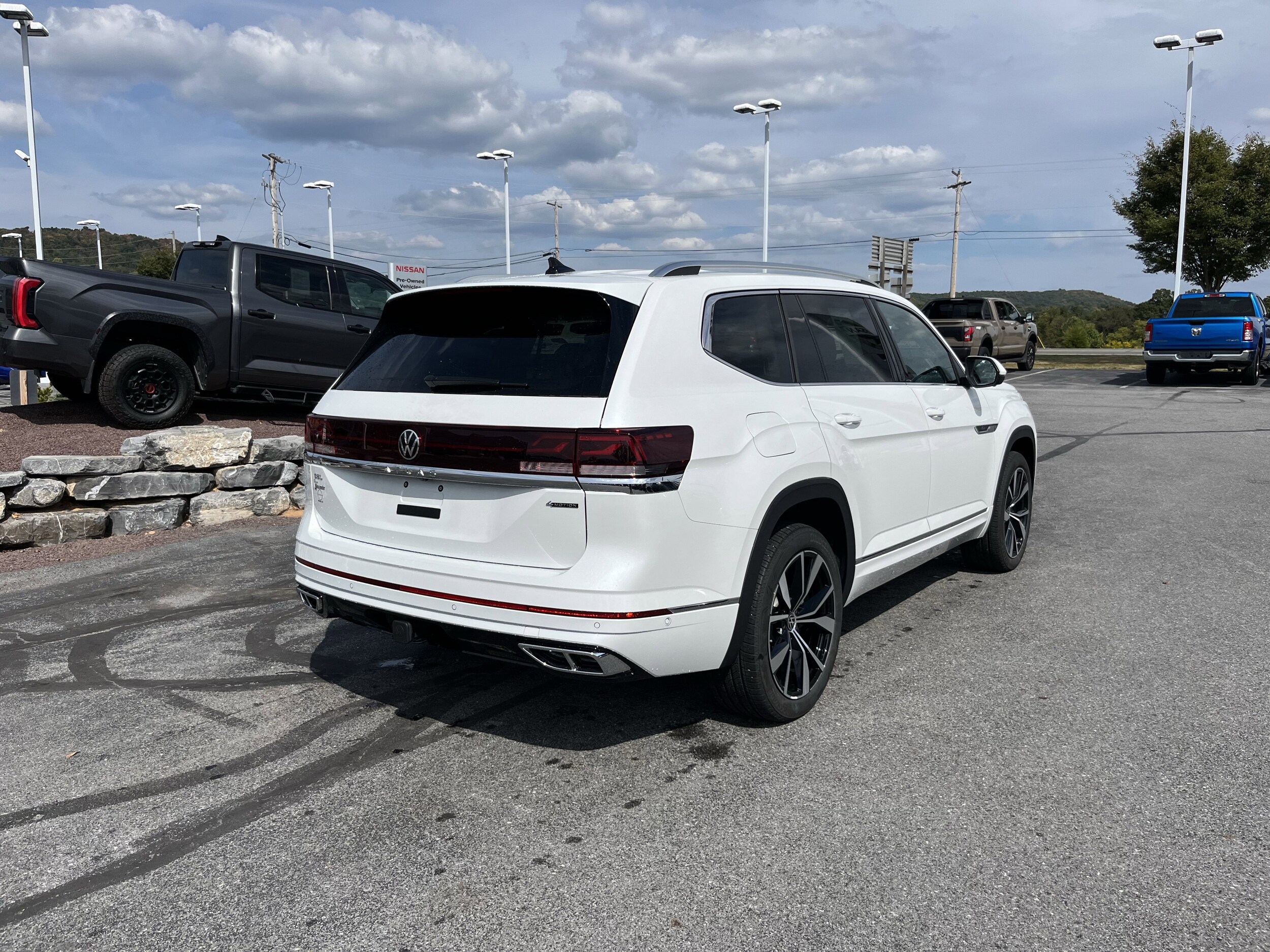 2024 Volkswagen Atlas SEL Premium R-Line photo 3