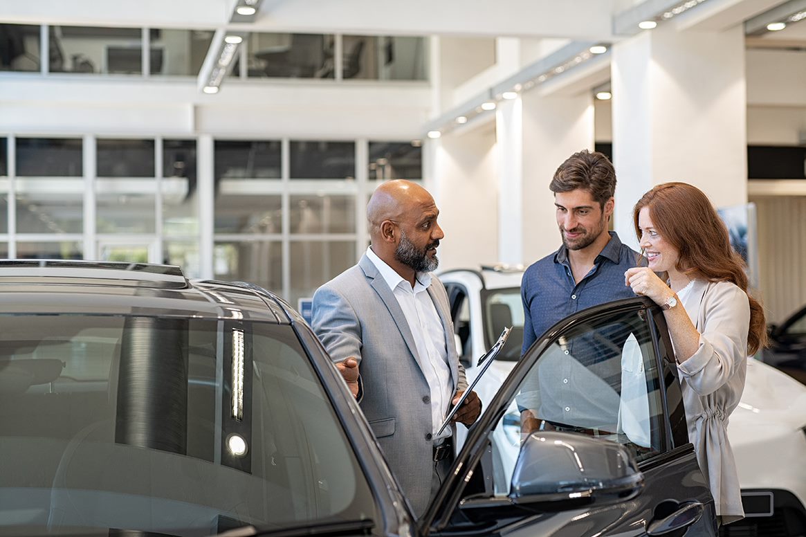 dealer-and-couple-with-car.jpg