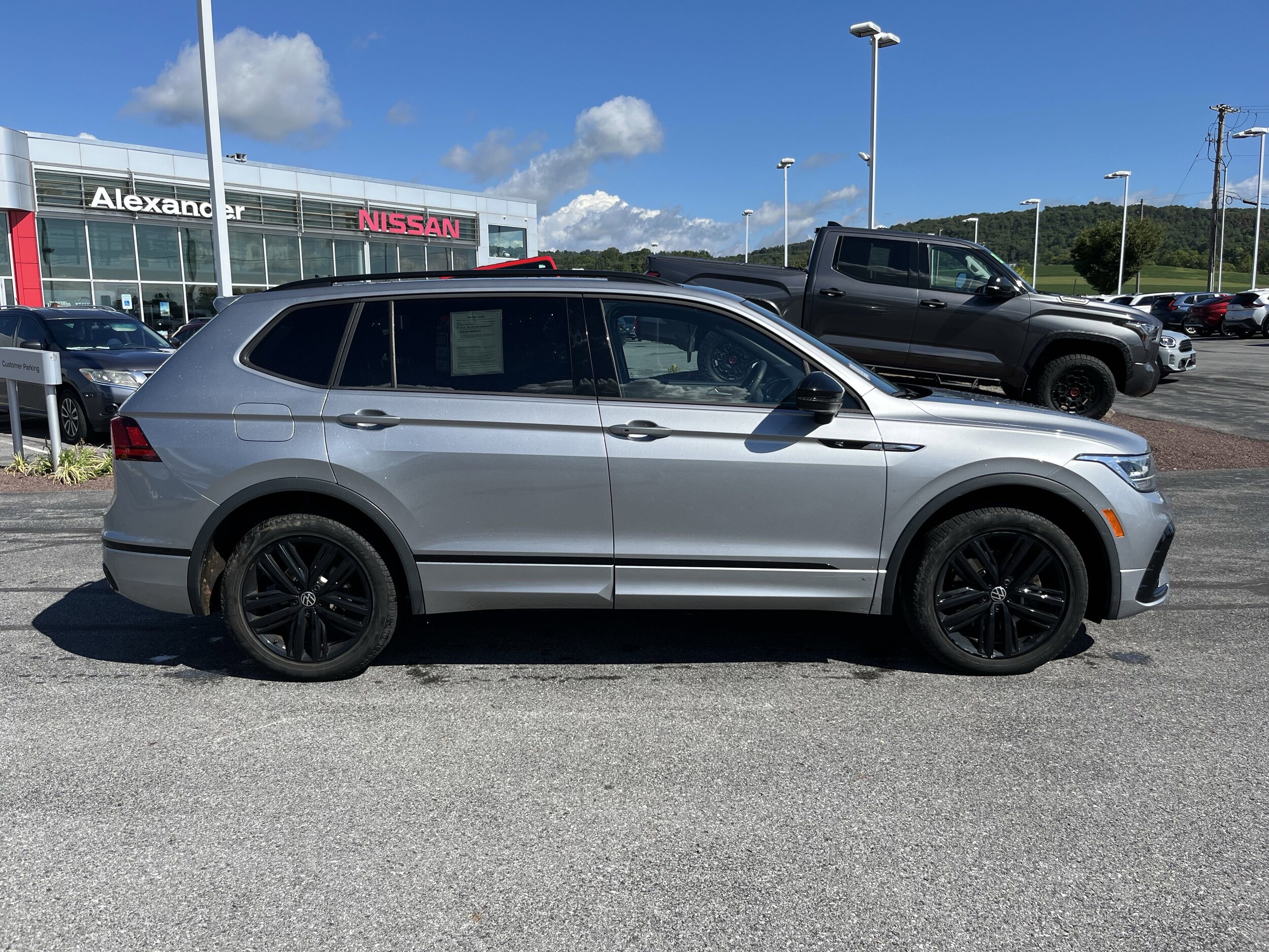 2022 Volkswagen Tiguan SE R-Line Black photo 2