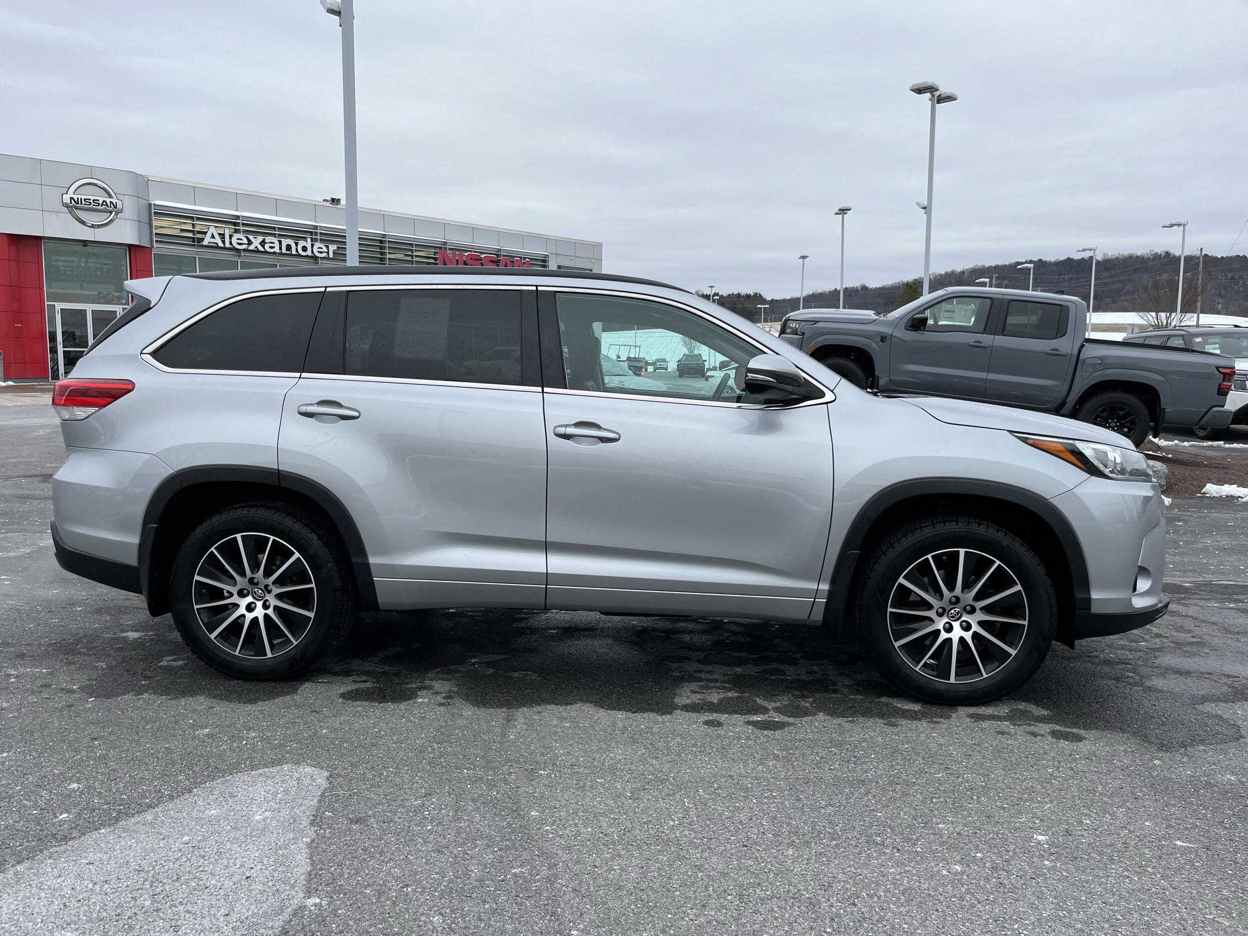 2018 Toyota Highlander SE photo 2
