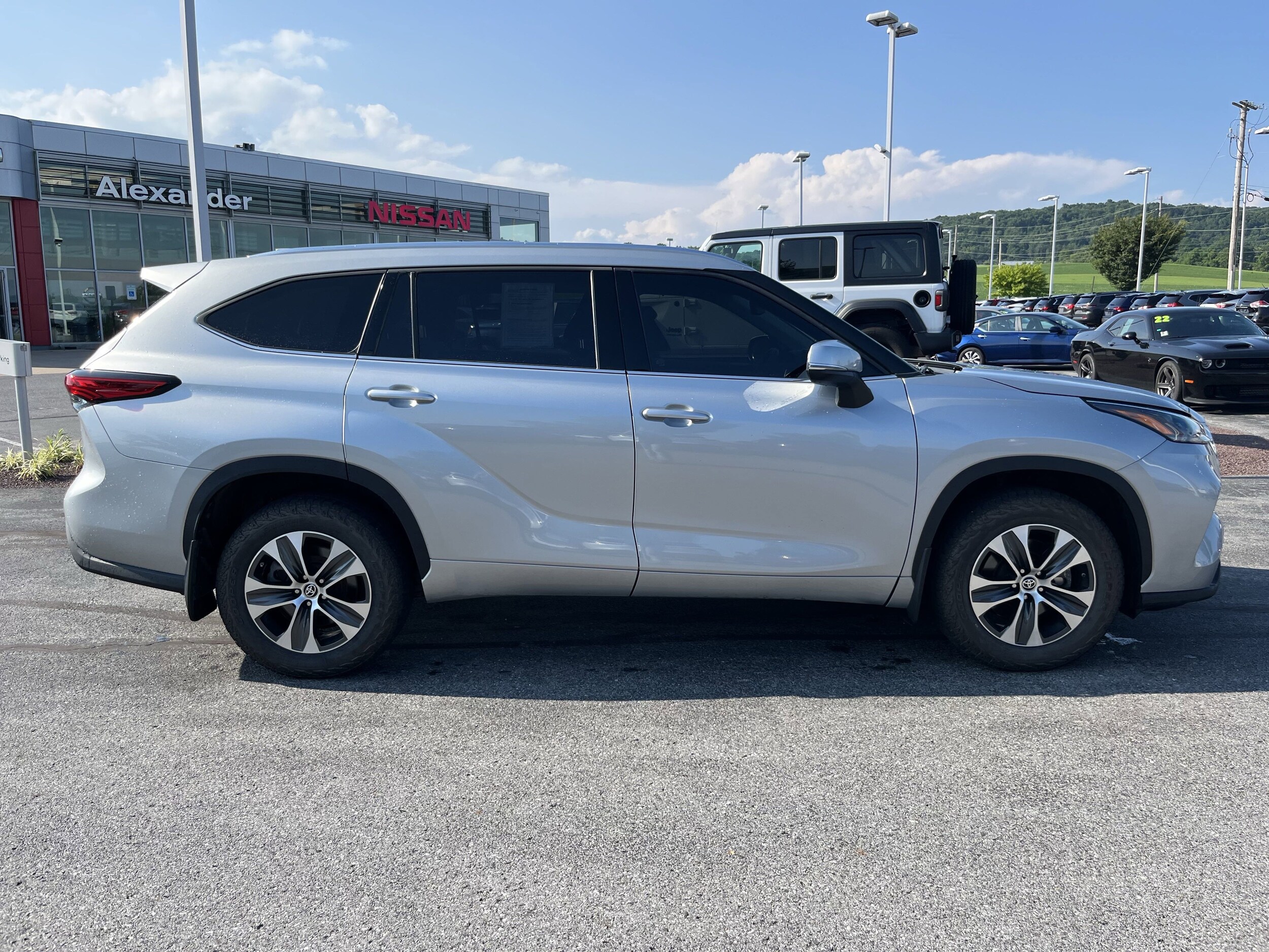 2021 Toyota Highlander XLE photo 2