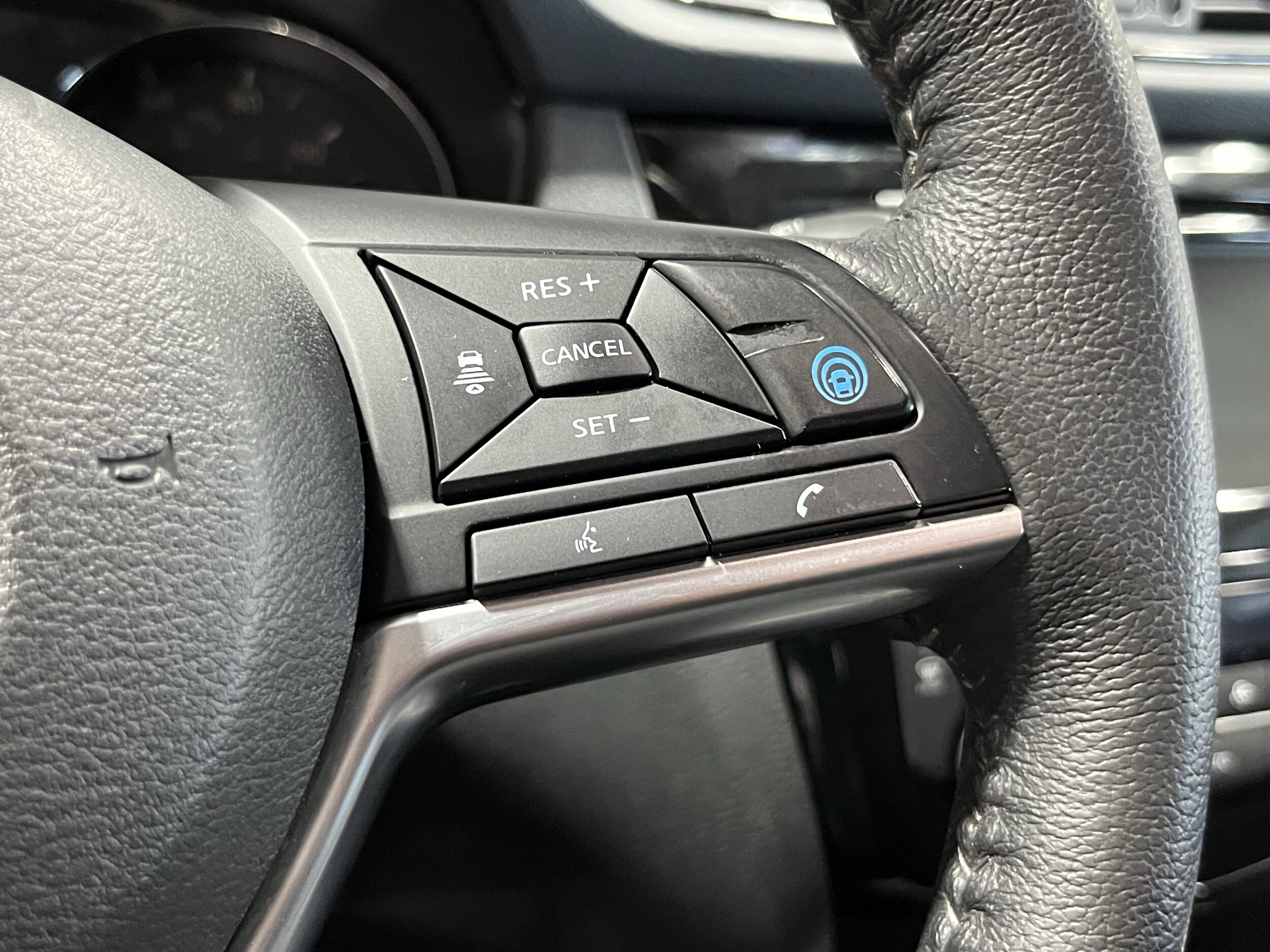 2020 Nissan Rogue AWD SV photo 3