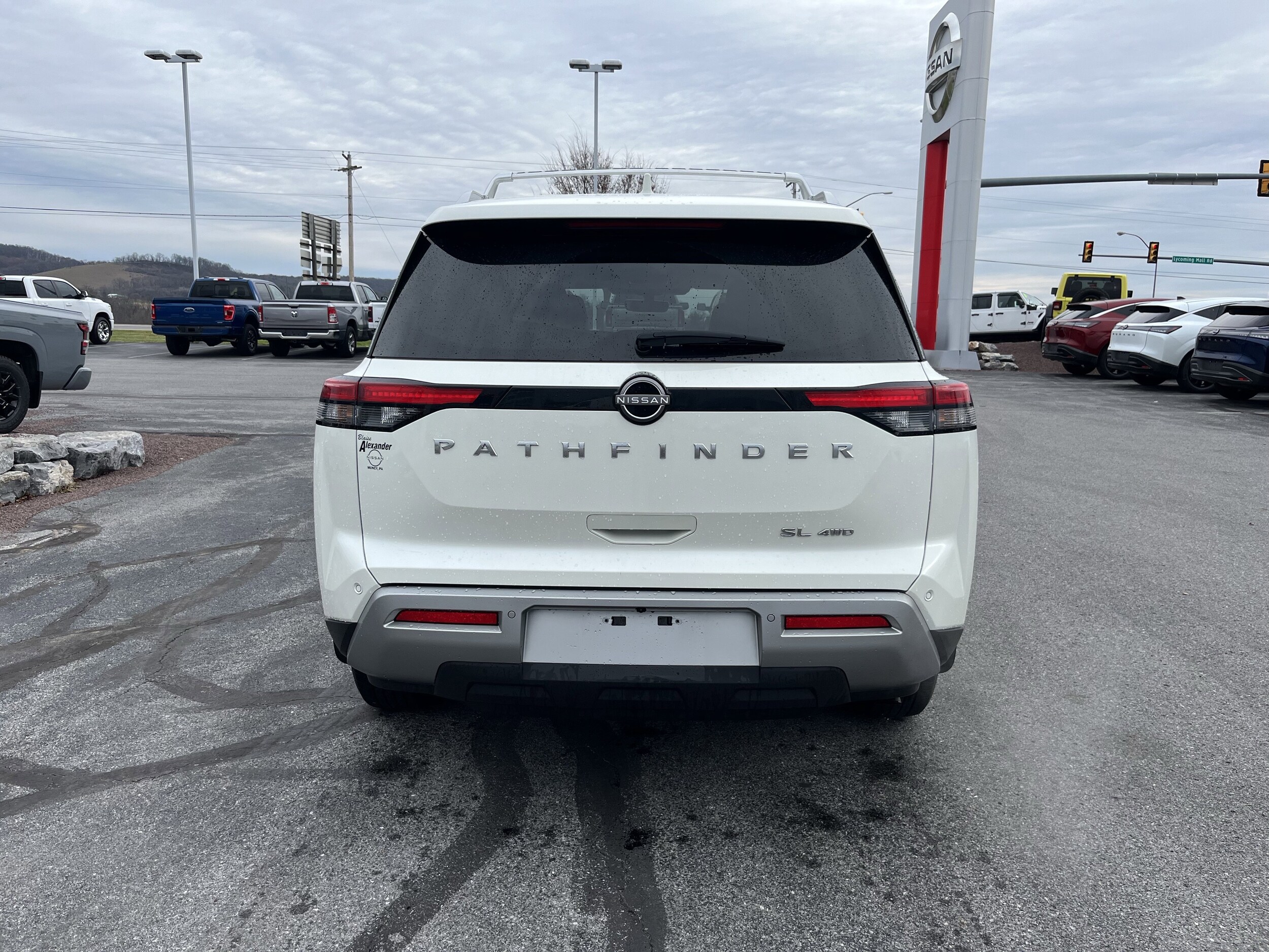 2023 Nissan Pathfinder SL photo 4