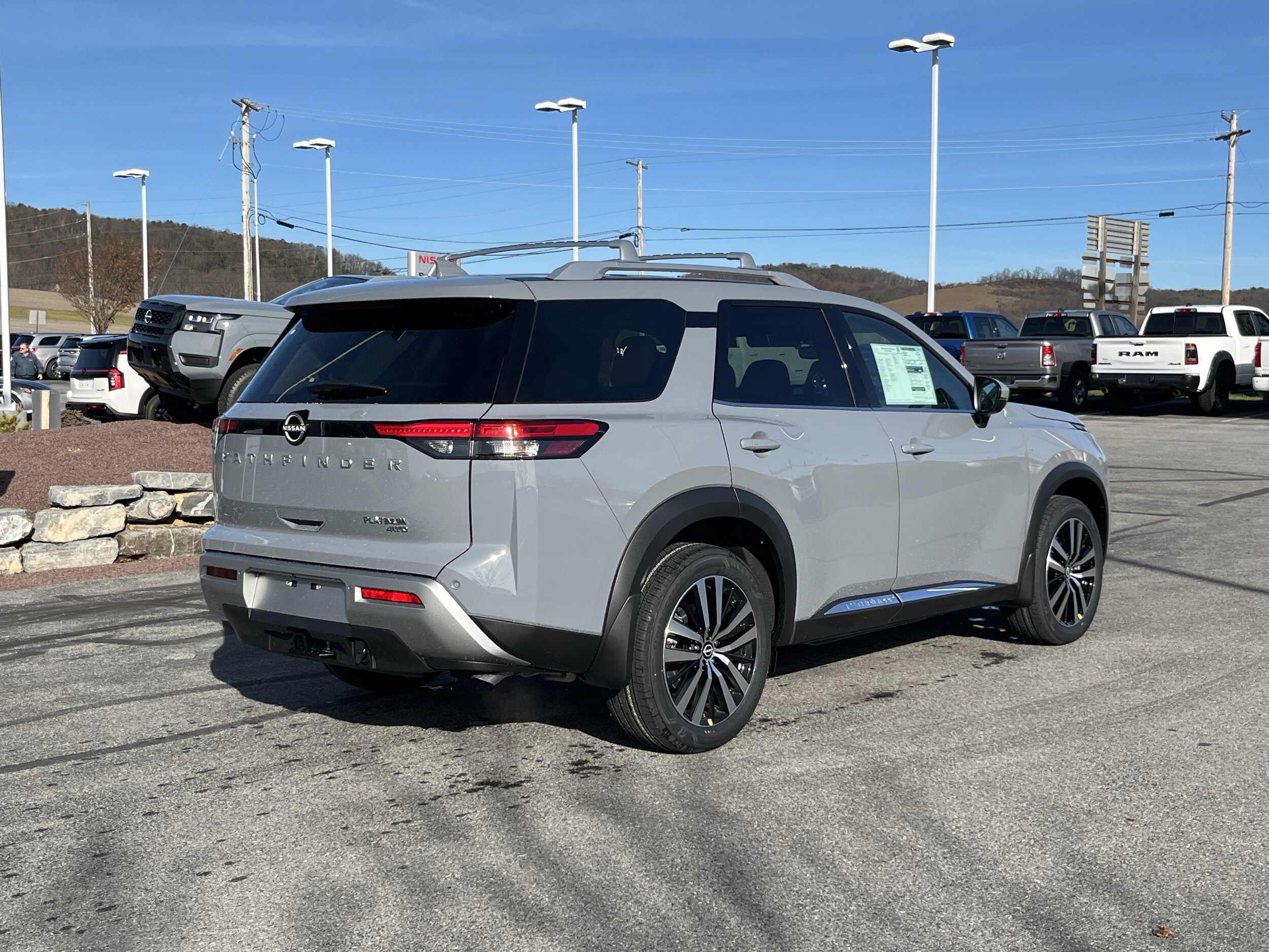 2025 Nissan Pathfinder Platinum photo 2