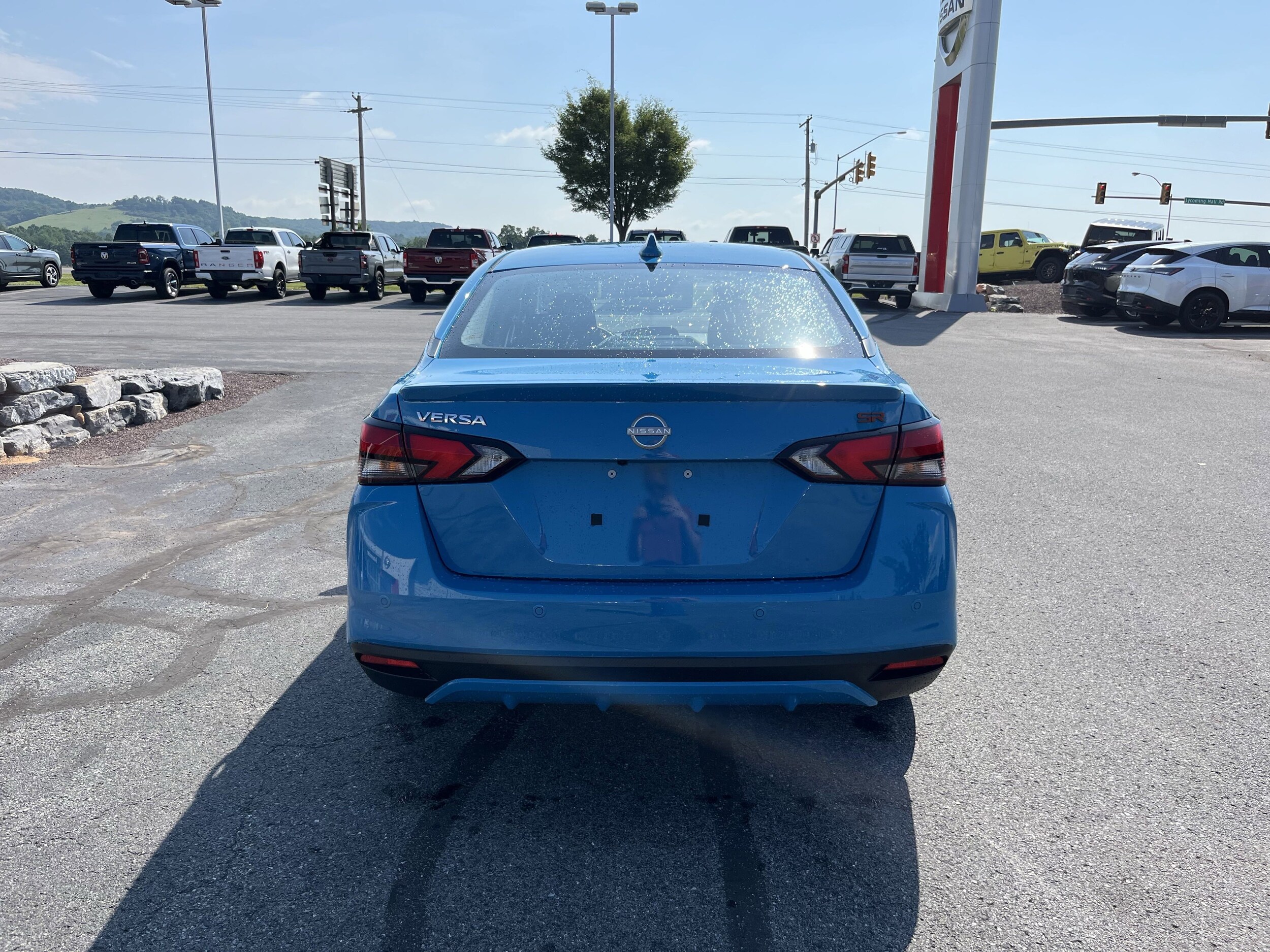 2025 Nissan Versa SR photo 4