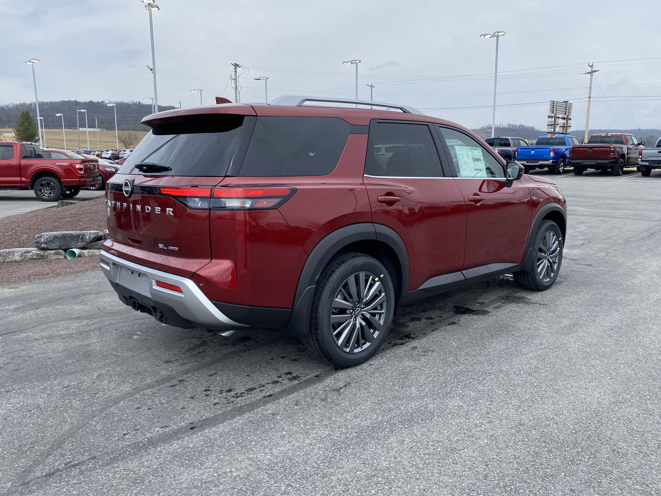 2025 Nissan Pathfinder SL photo 3